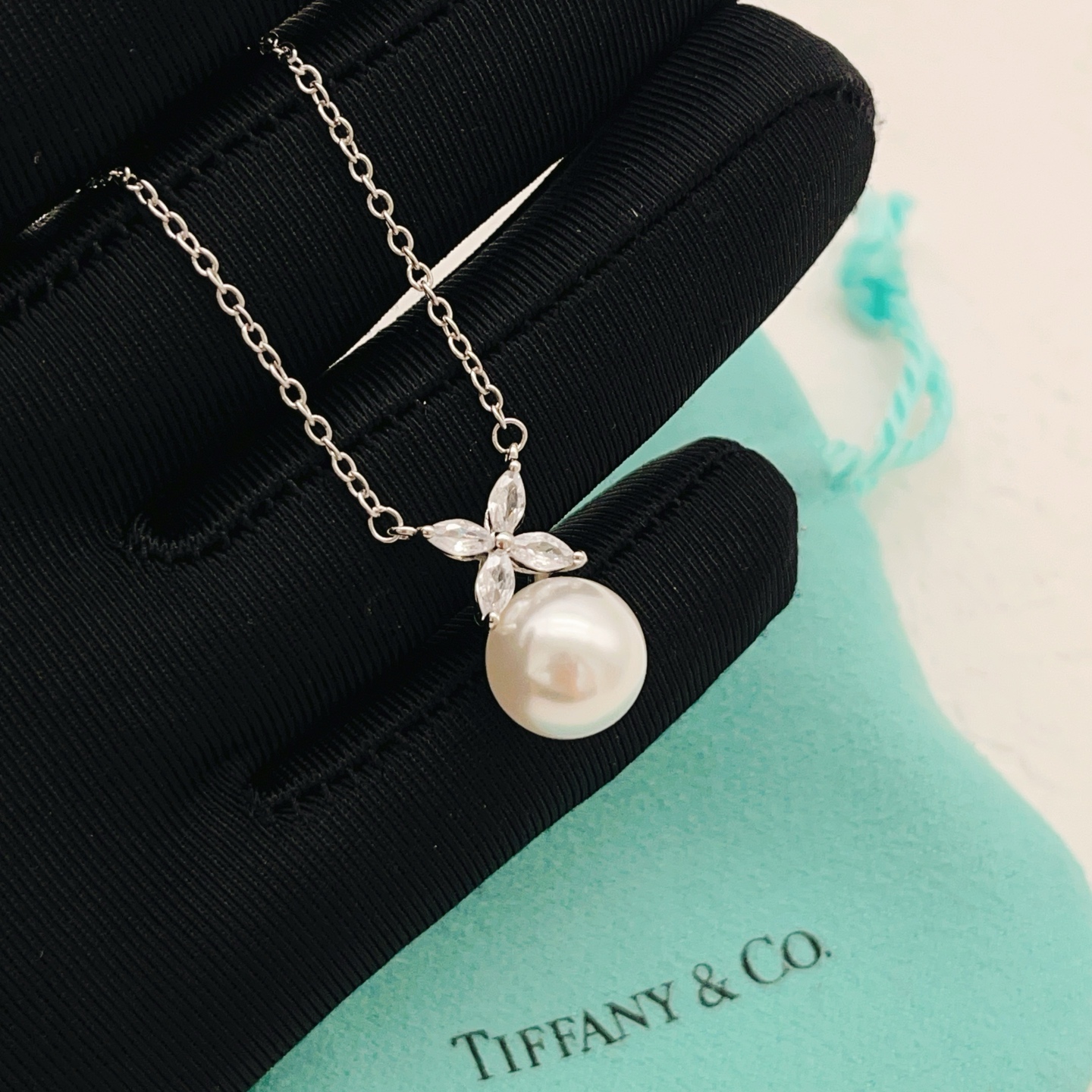 【Tiffany*帝芙尼最新款🆕🆕银色蝴蝶珍珠项链】一致官网黄铜材质，非常的上镜‼️设计很特别值得入手。