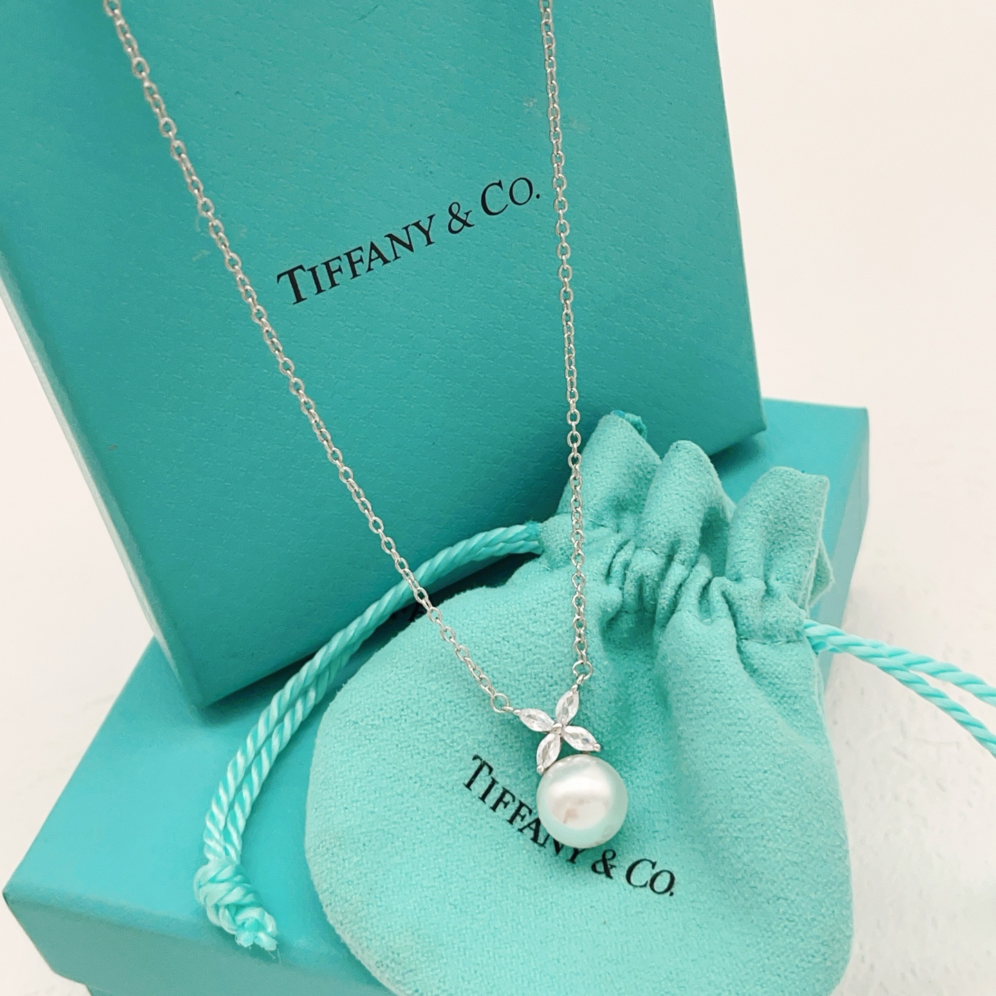 【Tiffany*帝芙尼最新款🆕🆕银色蝴蝶珍珠项链】一致官网黄铜材质，非常的上镜‼️设计很特别值得入手。