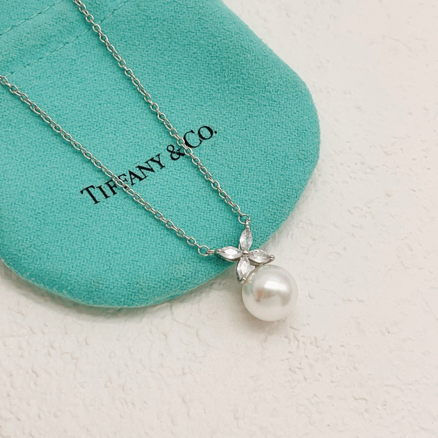 【Tiffany*帝芙尼最新款🆕🆕银色蝴蝶珍珠项链】一致官网黄铜材质，非常的上镜‼️设计很特别值得入手。