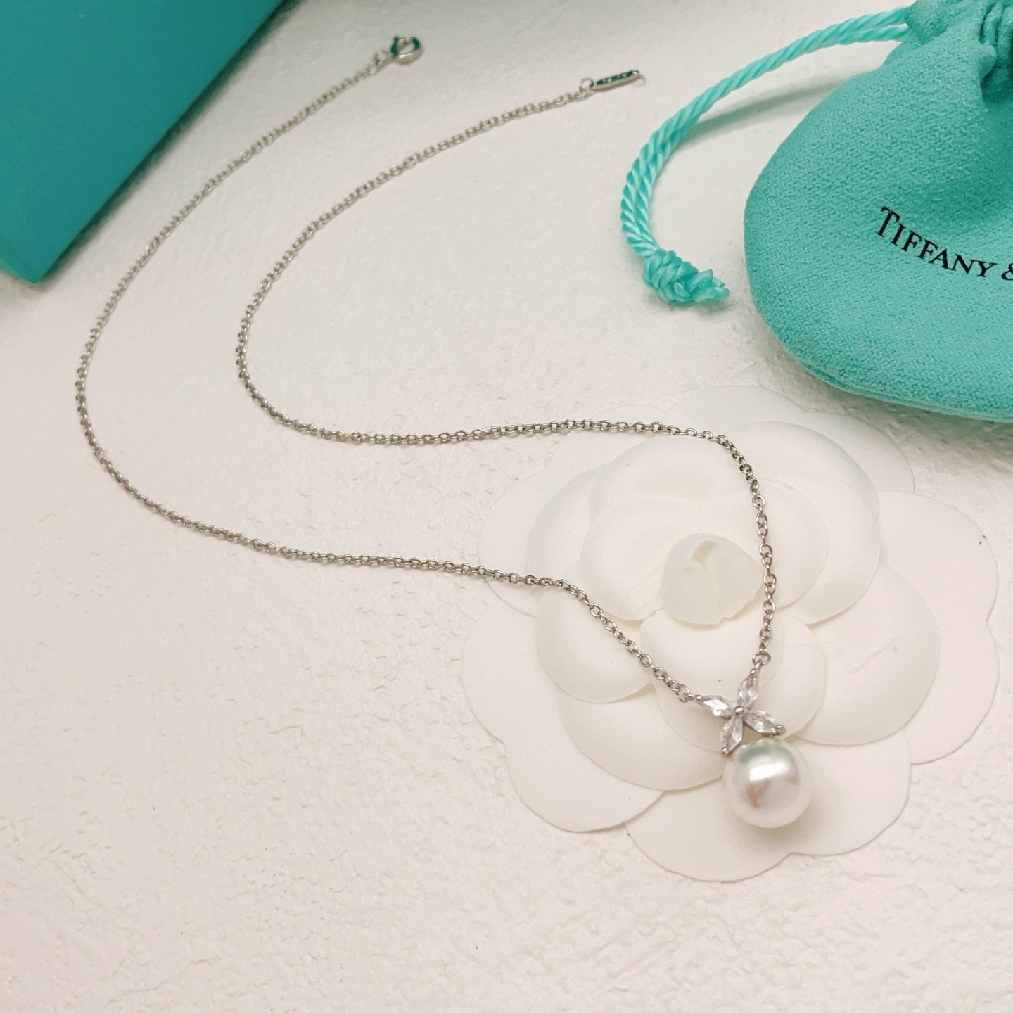 【Tiffany*帝芙尼最新款🆕🆕银色蝴蝶珍珠项链】一致官网黄铜材质，非常的上镜‼️设计很特别值得入手。