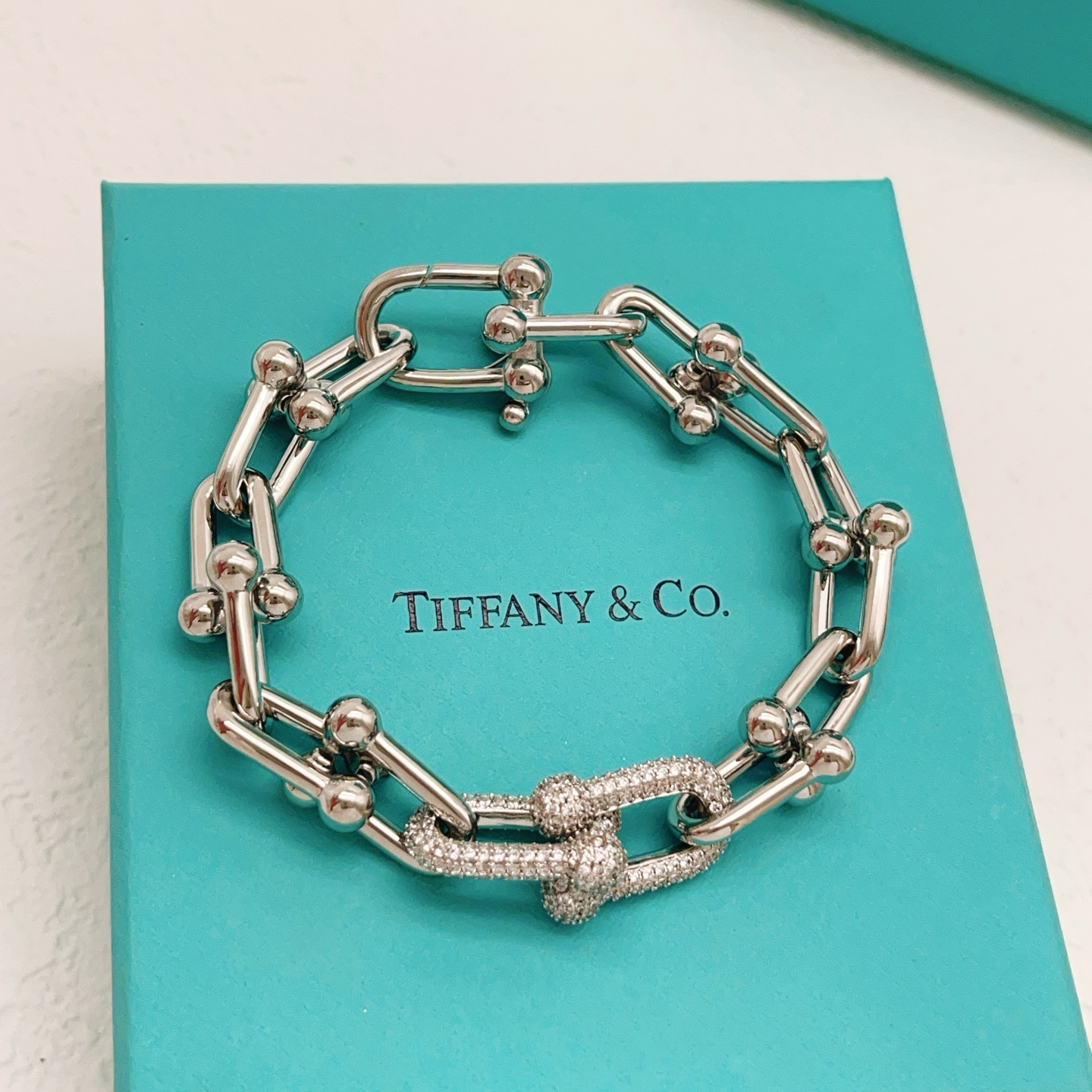 【Tiffany*帝芙尼最新款🆕🆕银色镶钻马蹄手链】一致官网黄铜材质，非常的上镜‼️设计很特别值得入手。