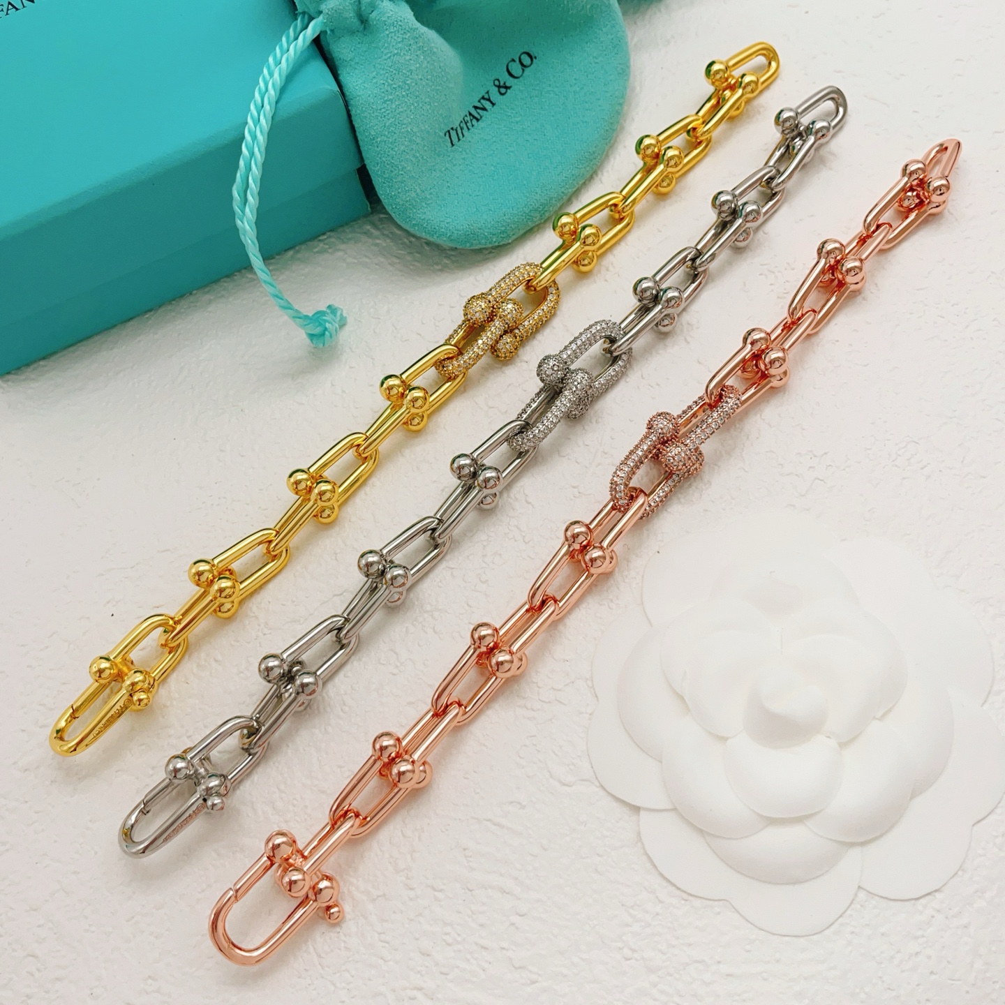 【Tiffany*帝芙尼最新款🆕🆕银色镶钻马蹄手链】一致官网黄铜材质，非常的上镜‼️设计很特别值得入手。