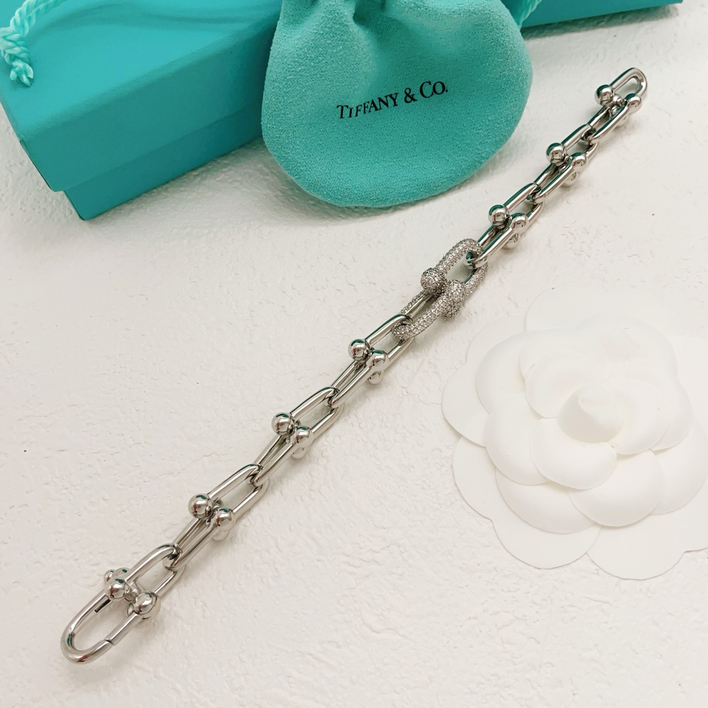 【Tiffany*帝芙尼最新款🆕🆕银色镶钻马蹄手链】一致官网黄铜材质，非常的上镜‼️设计很特别值得入手。