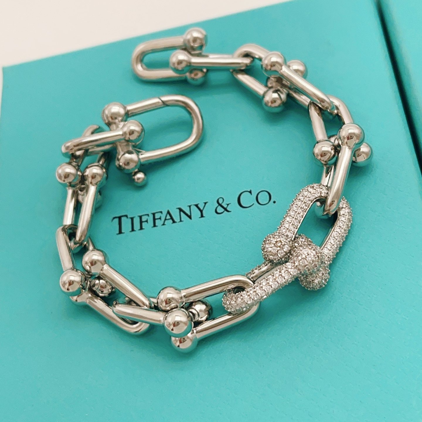 【Tiffany*帝芙尼最新款🆕🆕银色镶钻马蹄手链】一致官网黄铜材质，非常的上镜‼️设计很特别值得入手。