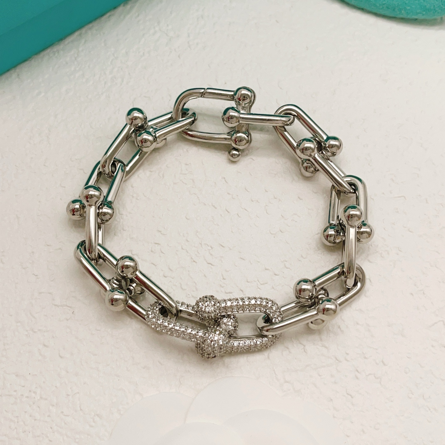 【Tiffany*帝芙尼最新款🆕🆕银色镶钻马蹄手链】一致官网黄铜材质，非常的上镜‼️设计很特别值得入手。