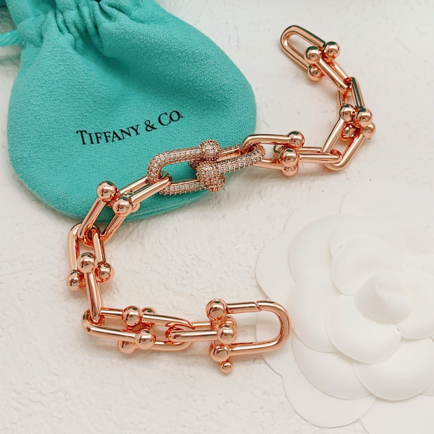 【Tiffany*帝芙尼最新款🆕🆕玫瑰金镶钻马蹄手链】一致官网黄铜材质，非常的上镜‼️设计很特别值得入手