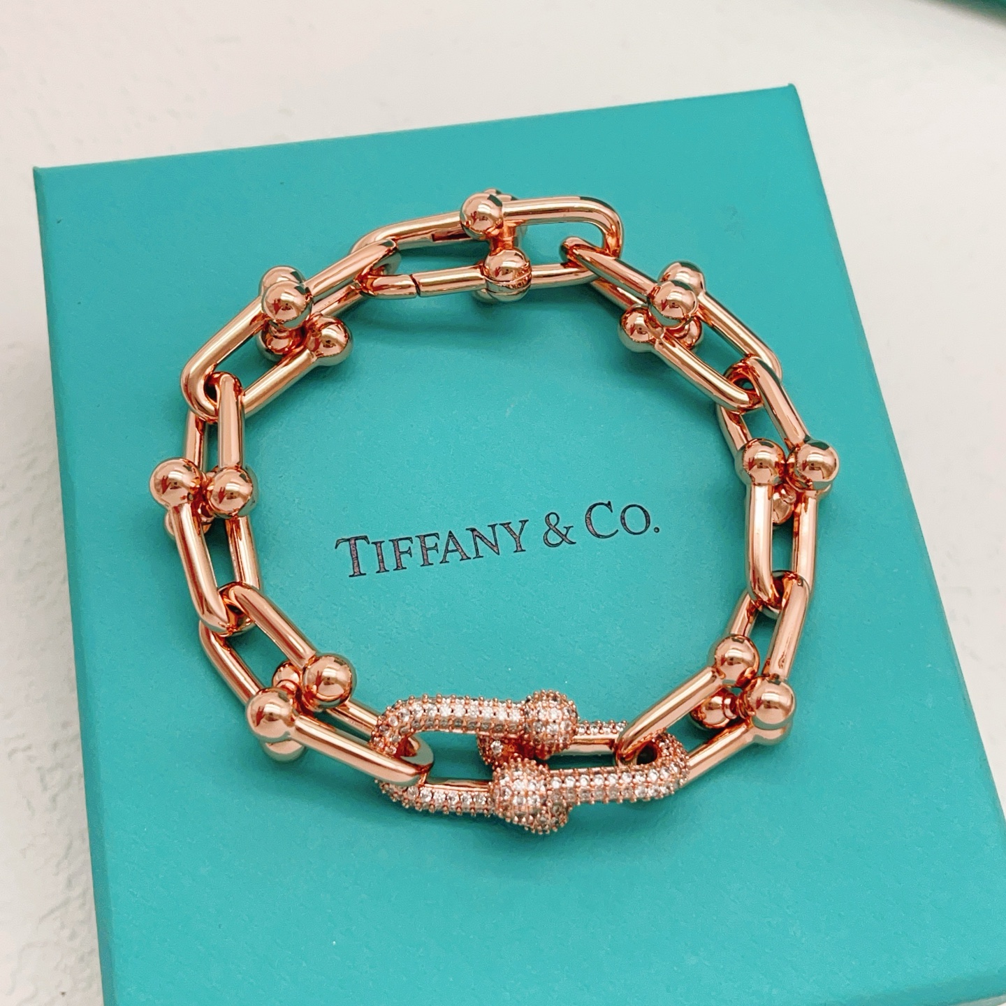 【Tiffany*帝芙尼最新款🆕🆕玫瑰金镶钻马蹄手链】一致官网黄铜材质，非常的上镜‼️设计很特别值得入手