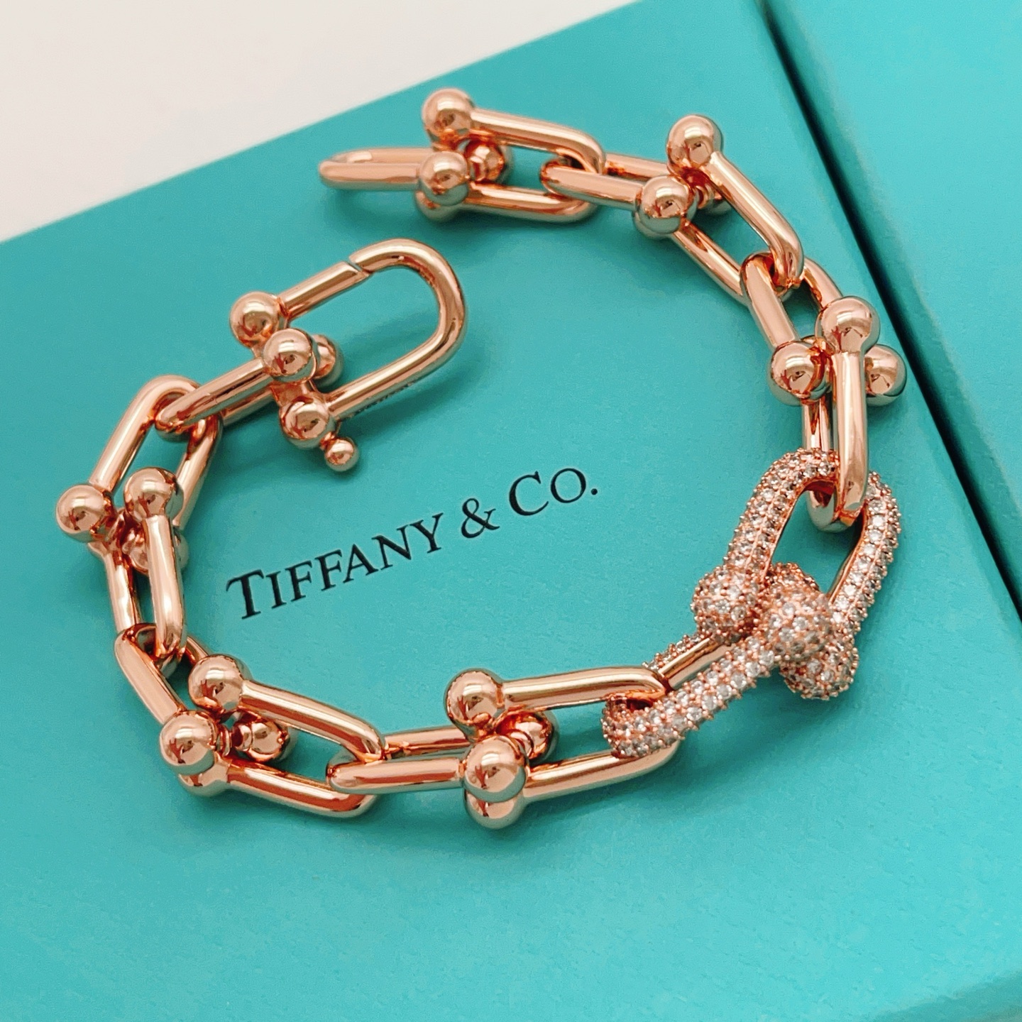 【Tiffany*帝芙尼最新款🆕🆕玫瑰金镶钻马蹄手链】一致官网黄铜材质，非常的上镜‼️设计很特别值得入手