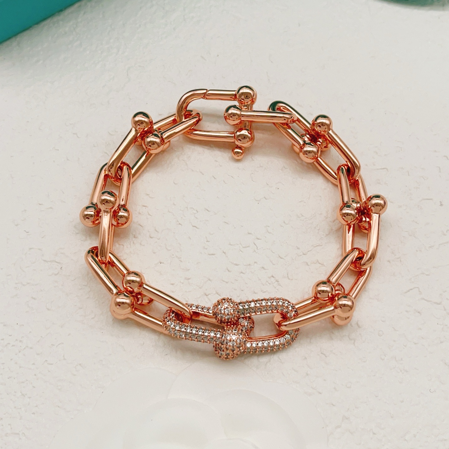 【Tiffany*帝芙尼最新款🆕🆕玫瑰金镶钻马蹄手链】一致官网黄铜材质，非常的上镜‼️设计很特别值得入手