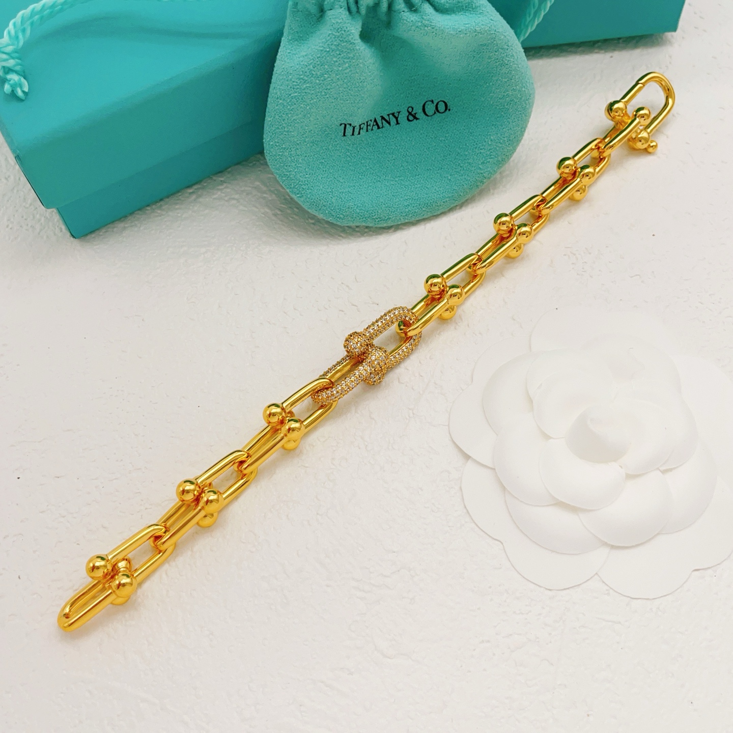 【Tiffany*帝芙尼最新款🆕🆕金色镶钻马蹄手链】一致官网黄铜材质，非常的上镜‼️设计很特别值得入手。