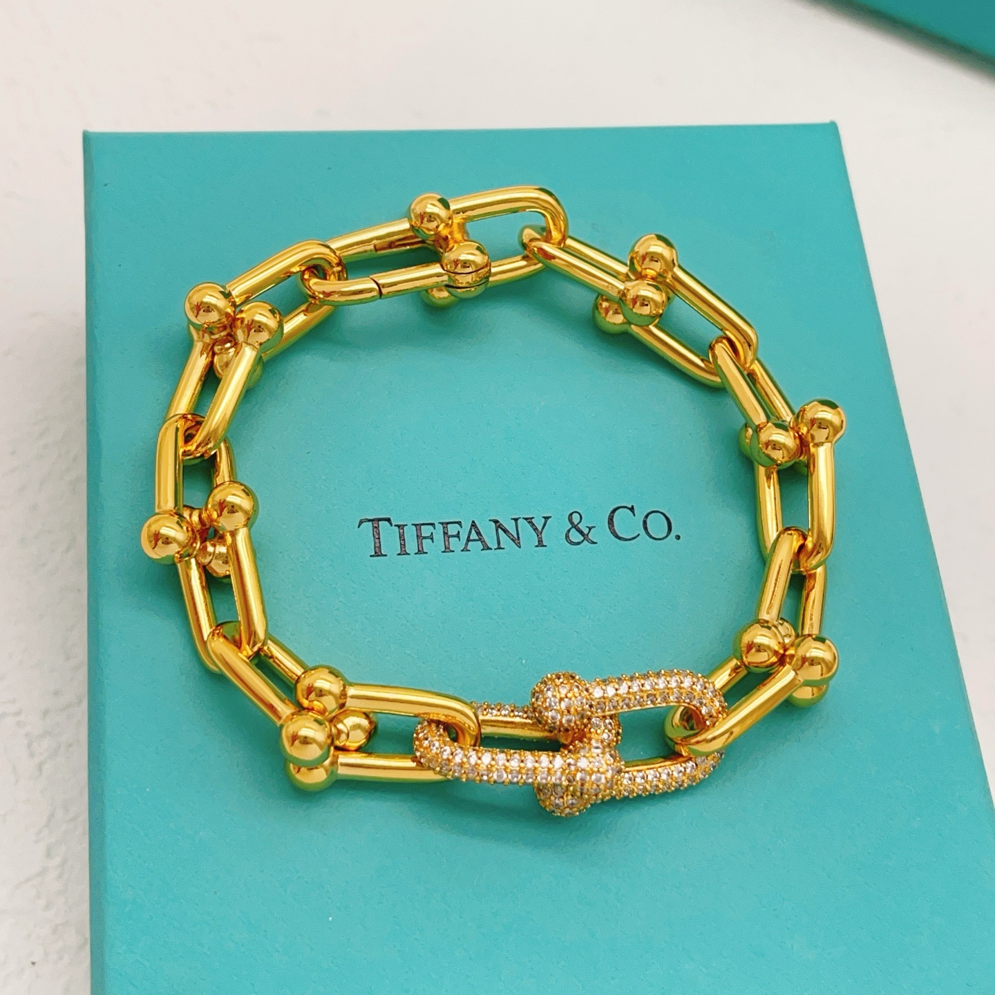 【Tiffany*帝芙尼最新款🆕🆕金色镶钻马蹄手链】一致官网黄铜材质，非常的上镜‼️设计很特别值得入手。