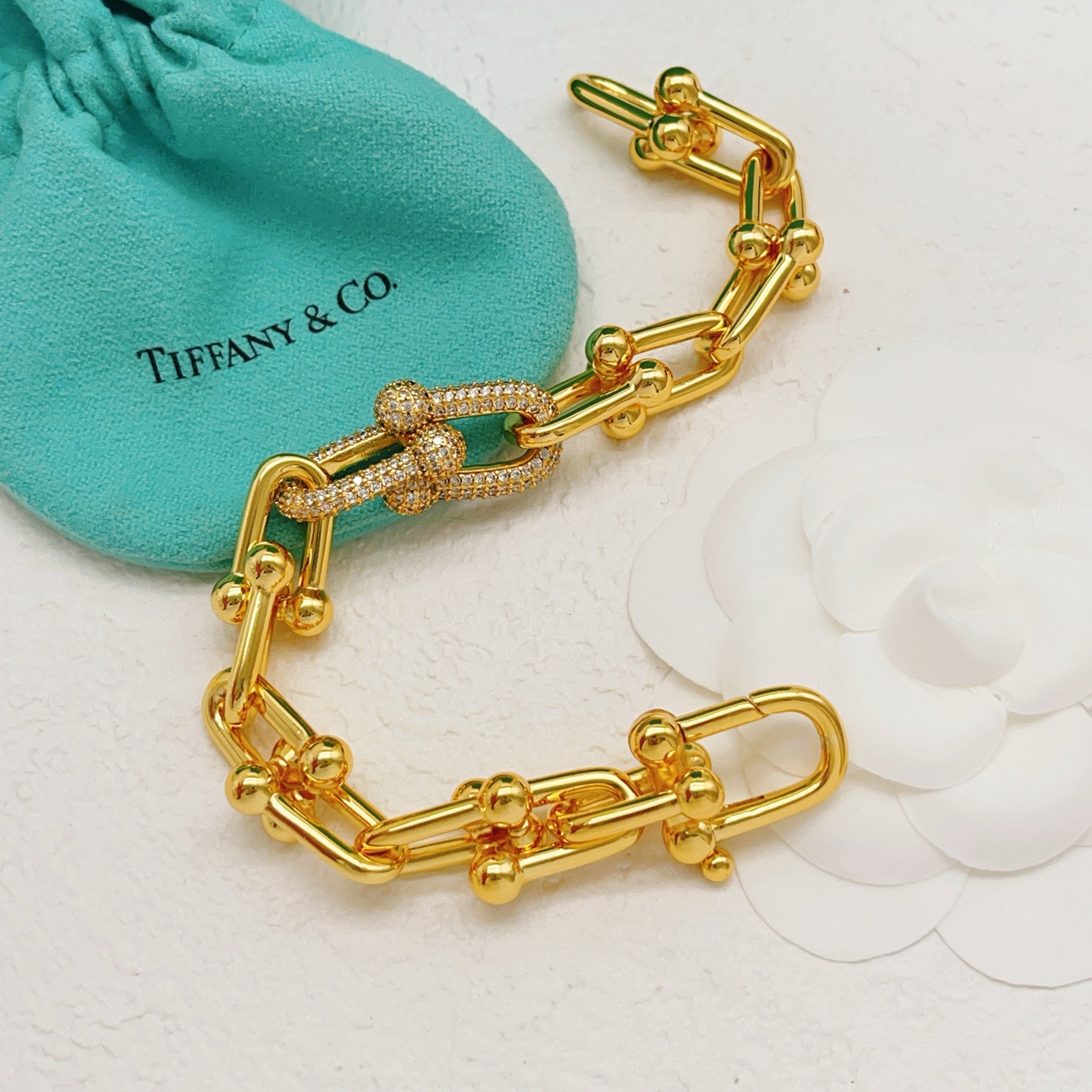 【Tiffany*帝芙尼最新款🆕🆕金色镶钻马蹄手链】一致官网黄铜材质，非常的上镜‼️设计很特别值得入手。