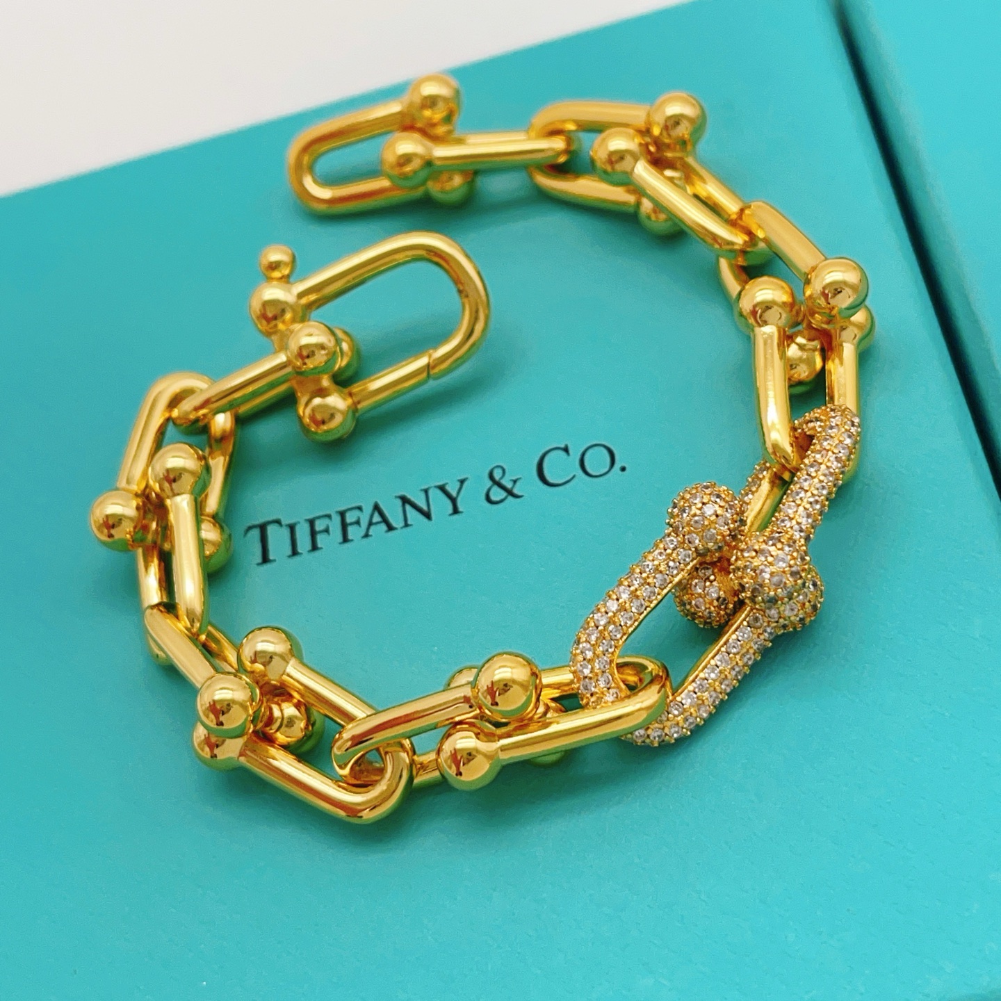 【Tiffany*帝芙尼最新款🆕🆕金色镶钻马蹄手链】一致官网黄铜材质，非常的上镜‼️设计很特别值得入手。