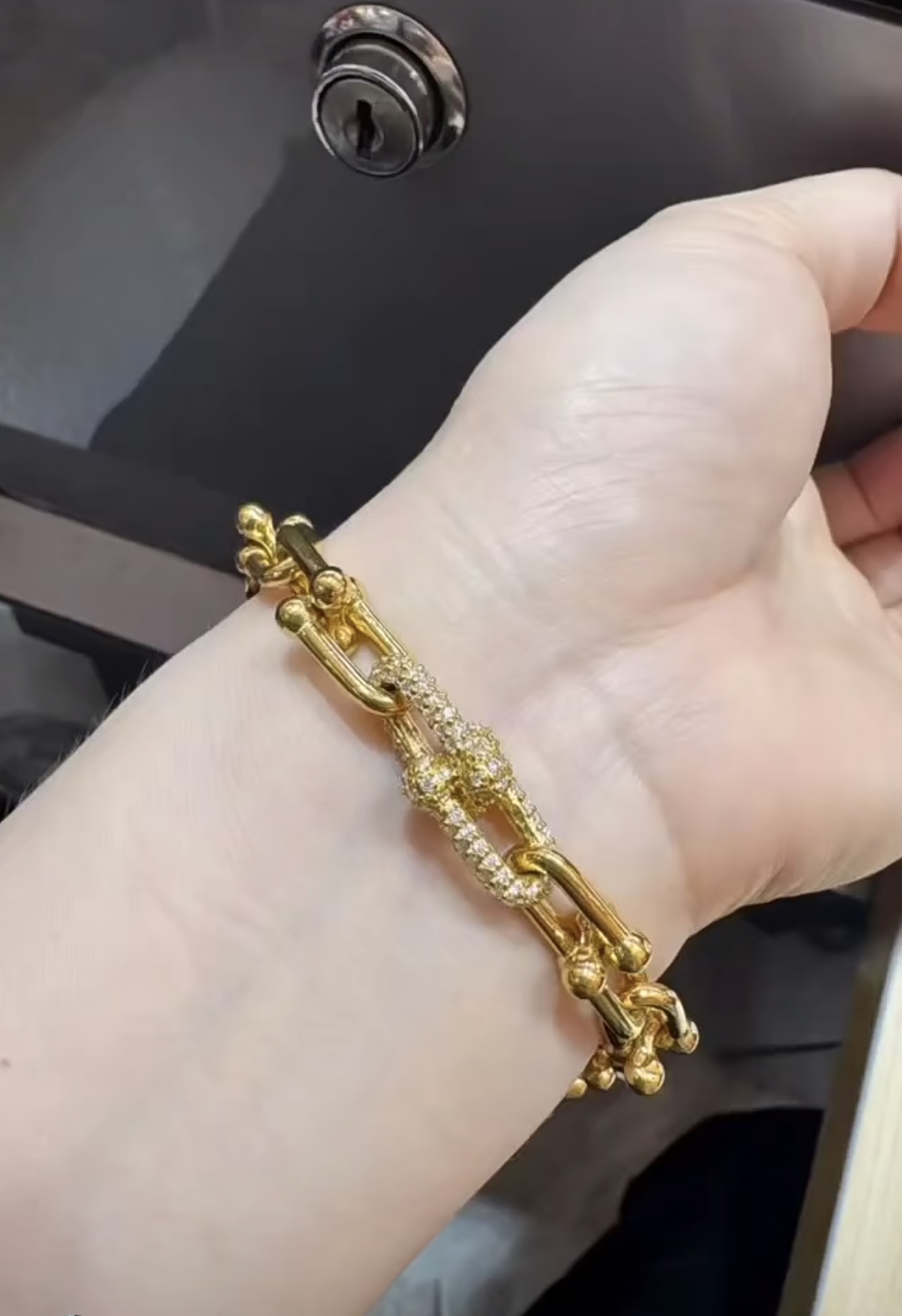 【Tiffany*帝芙尼最新款🆕🆕金色镶钻马蹄手链】一致官网黄铜材质，非常的上镜‼️设计很特别值得入手。