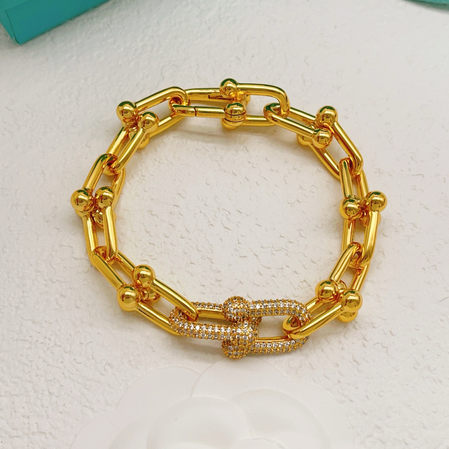 【Tiffany*帝芙尼最新款🆕🆕金色镶钻马蹄手链】一致官网黄铜材质，非常的上镜‼️设计很特别值得入手。
