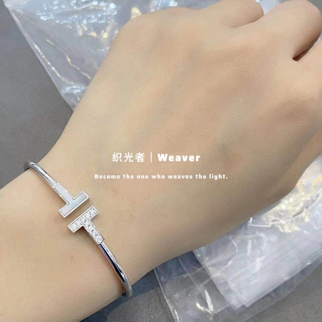【Tiffany*帝芙尼最新款🆕🆕银色白贝边钻双T手镯】一致官网黄铜材质，非常的上镜‼️设计很特别值得入