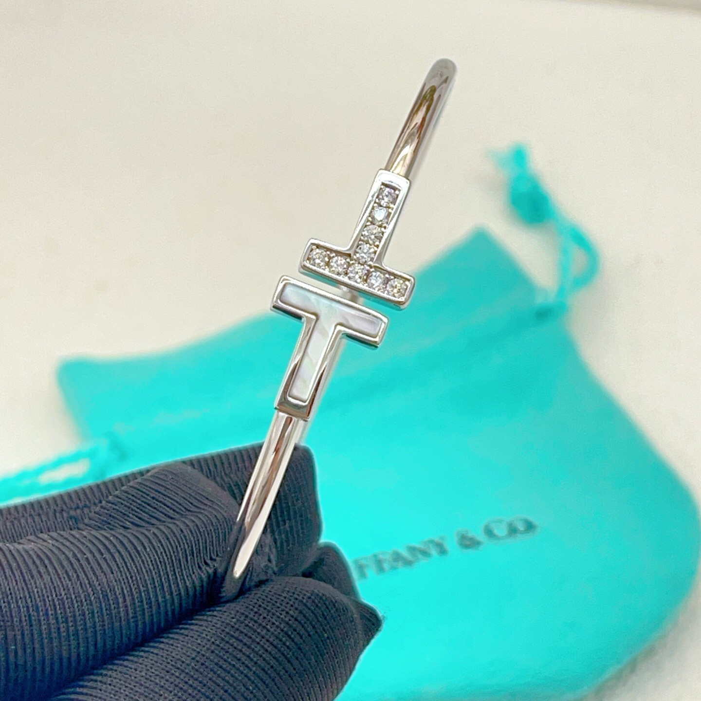 【Tiffany*帝芙尼最新款🆕🆕银色白贝边钻双T手镯】一致官网黄铜材质，非常的上镜‼️设计很特别值得入