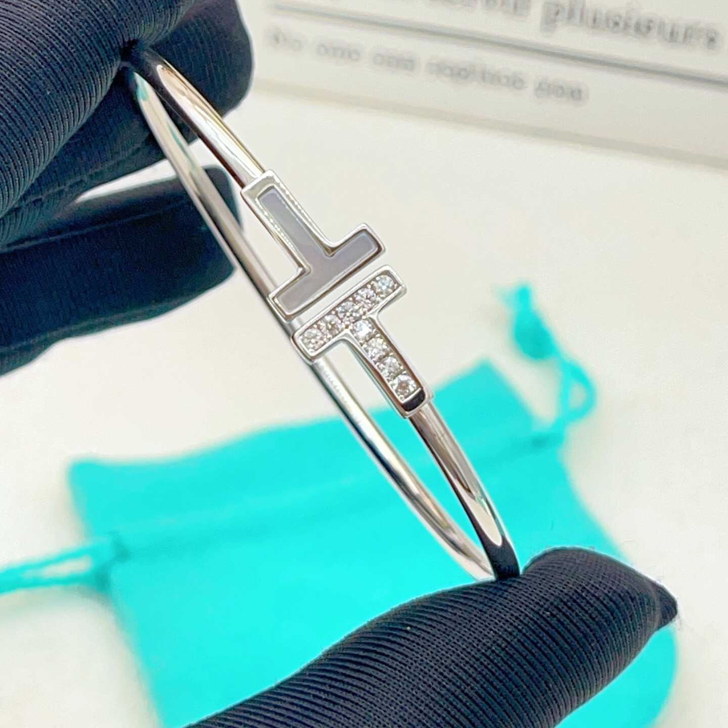 【Tiffany*帝芙尼最新款🆕🆕银色白贝边钻双T手镯】一致官网黄铜材质，非常的上镜‼️设计很特别值得入