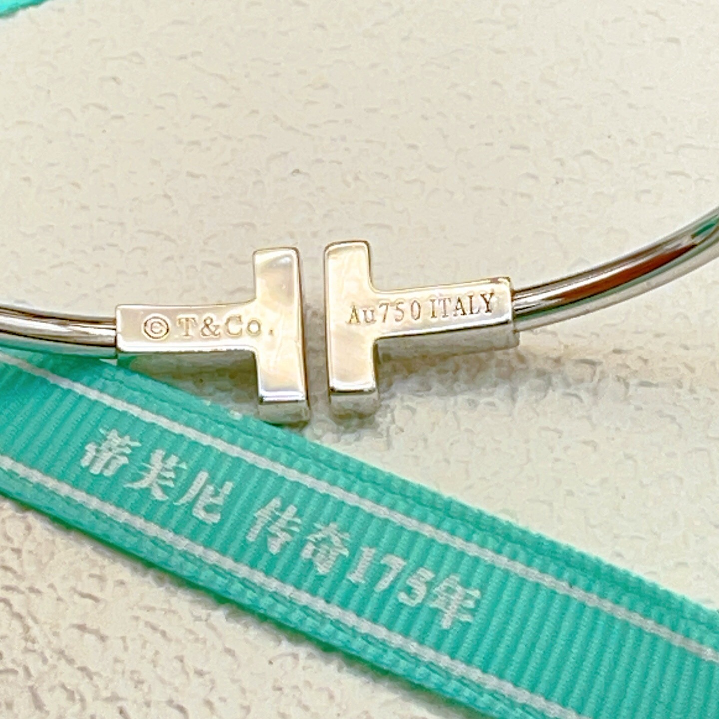 【Tiffany*帝芙尼最新款🆕🆕银色白贝边钻双T手镯】一致官网黄铜材质，非常的上镜‼️设计很特别值得入