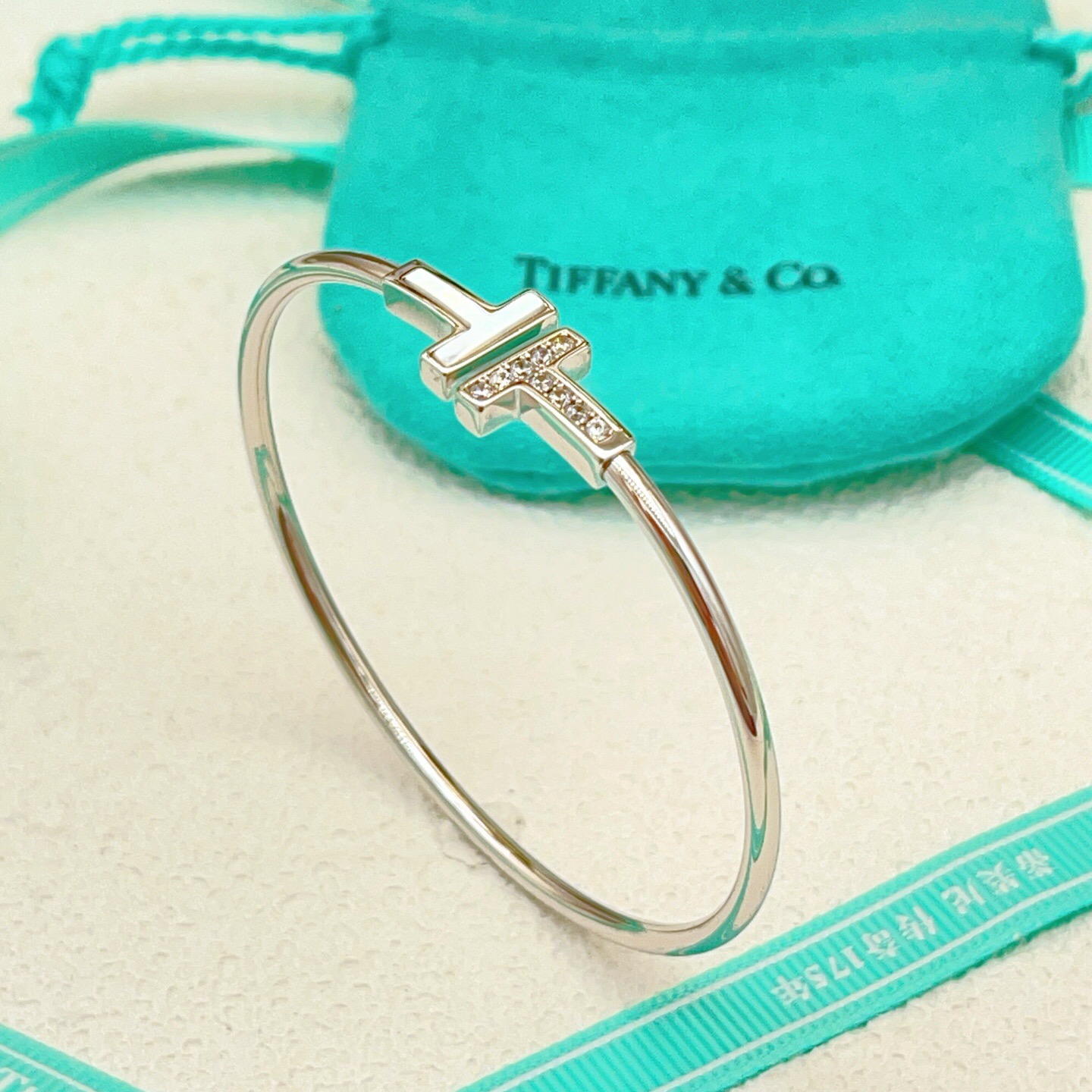 【Tiffany*帝芙尼最新款🆕🆕银色白贝边钻双T手镯】一致官网黄铜材质，非常的上镜‼️设计很特别值得入