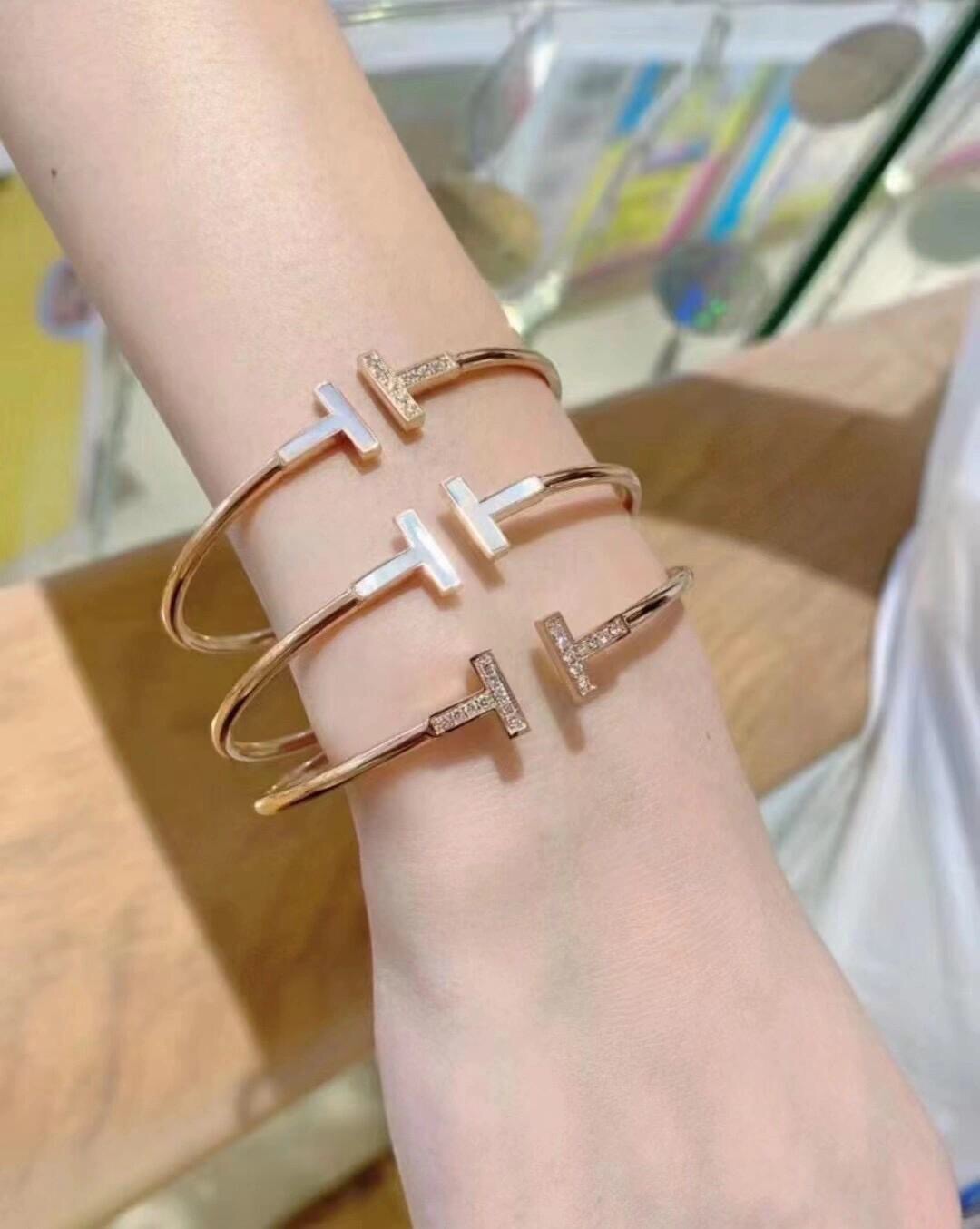 【Tiffany*帝芙尼最新款🆕🆕银色白贝边钻双T手镯】一致官网黄铜材质，非常的上镜‼️设计很特别值得入