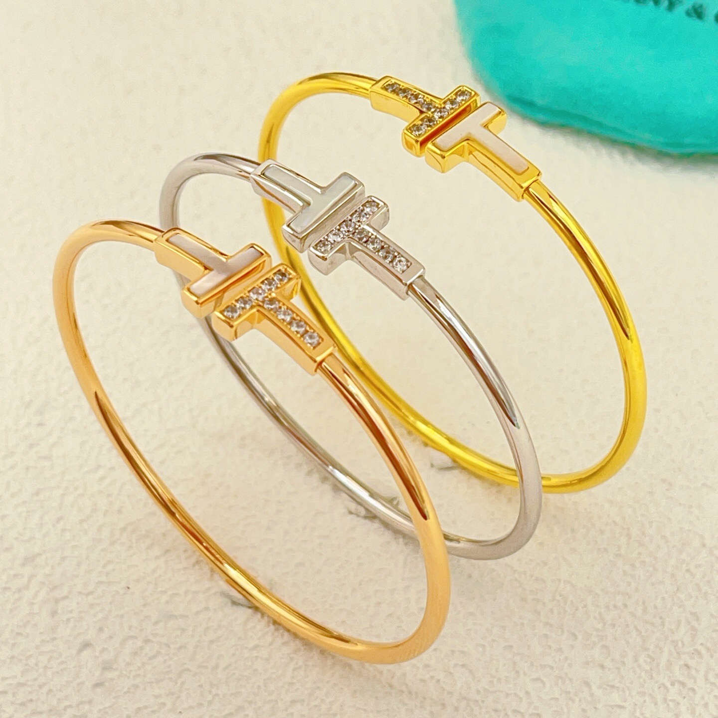 【Tiffany*帝芙尼最新款🆕🆕银色白贝边钻双T手镯】一致官网黄铜材质，非常的上镜‼️设计很特别值得入