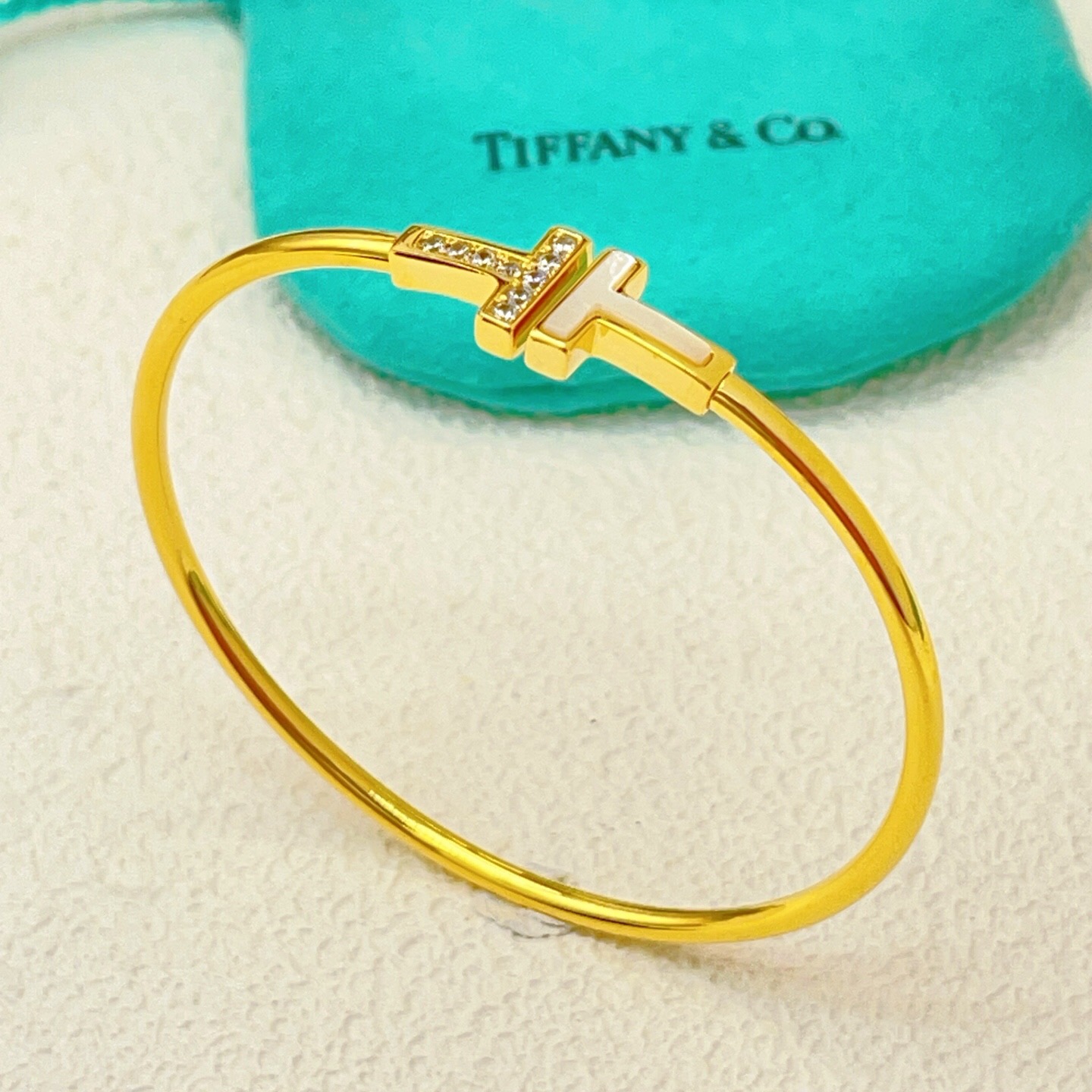 【Tiffany*帝芙尼最新款🆕🆕金色白贝边钻双T手镯】一致官网黄铜材质，非常的上镜‼️设计很特别值得入