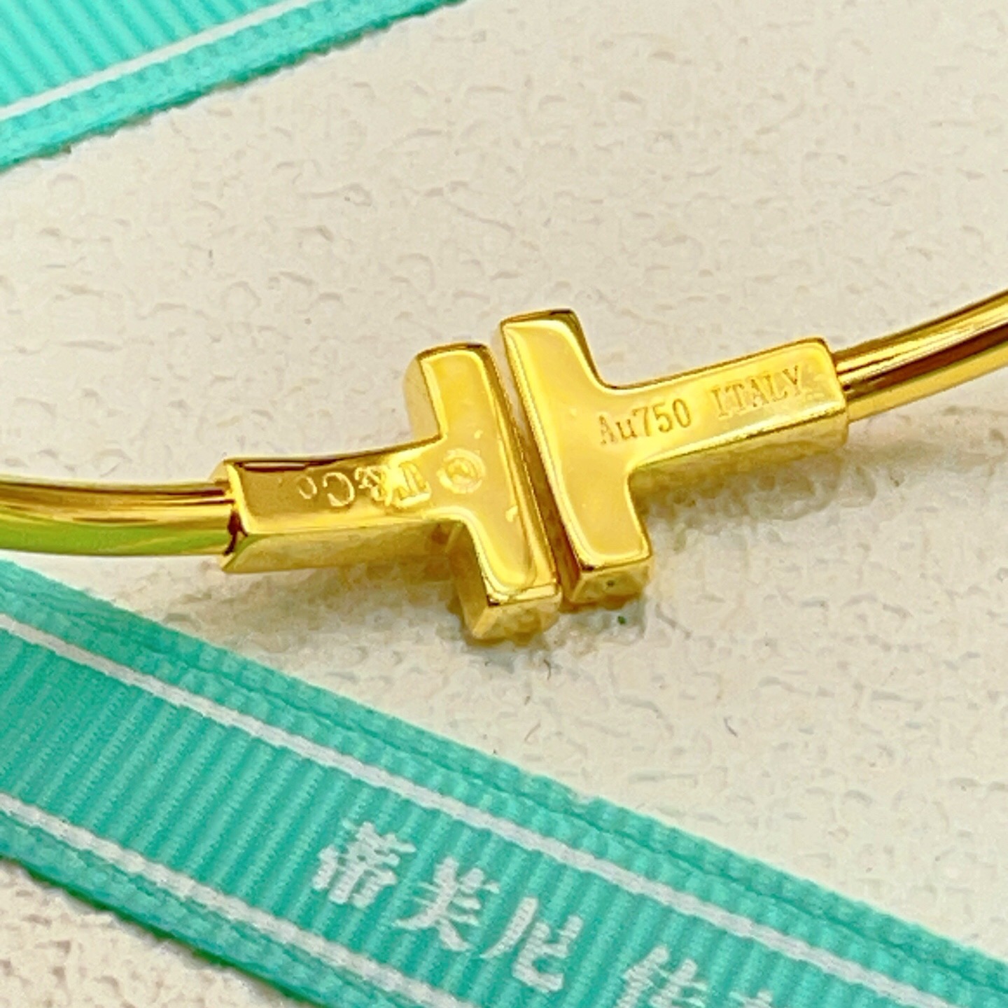 【Tiffany*帝芙尼最新款🆕🆕金色白贝边钻双T手镯】一致官网黄铜材质，非常的上镜‼️设计很特别值得入