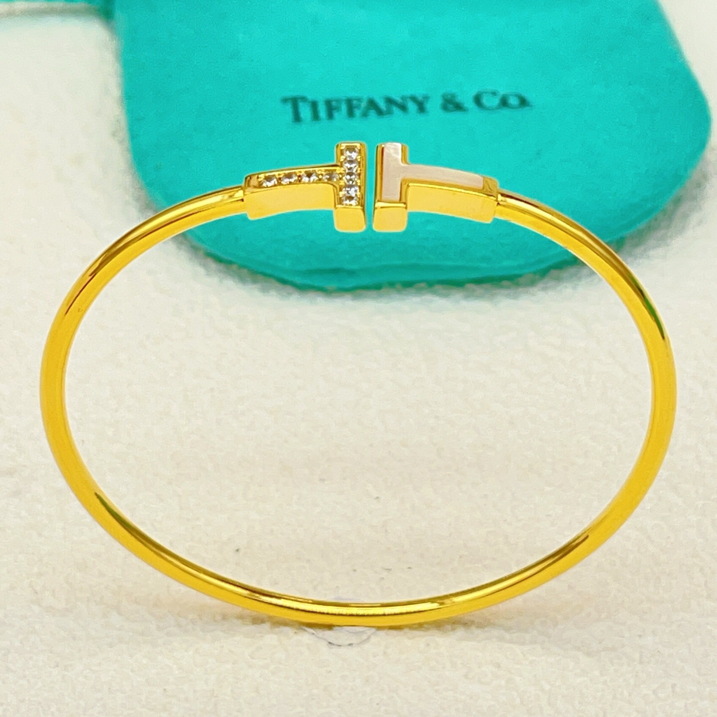 【Tiffany*帝芙尼最新款🆕🆕金色白贝边钻双T手镯】一致官网黄铜材质，非常的上镜‼️设计很特别值得入