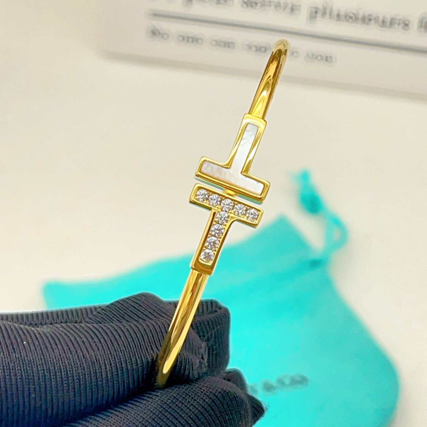 【Tiffany*帝芙尼最新款🆕🆕金色白贝边钻双T手镯】一致官网黄铜材质，非常的上镜‼️设计很特别值得入