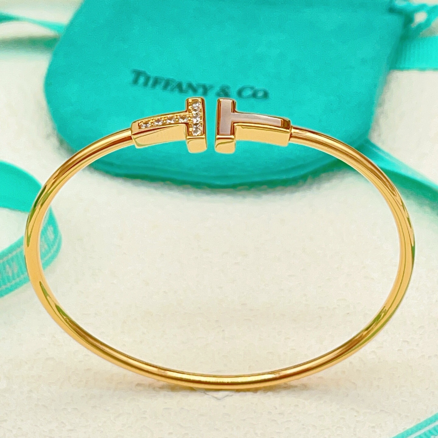 【Tiffany*帝芙尼最新款🆕🆕玫瑰金白贝边钻双T手镯】一致官网黄铜材质，非常的上镜‼️设计很特别值得