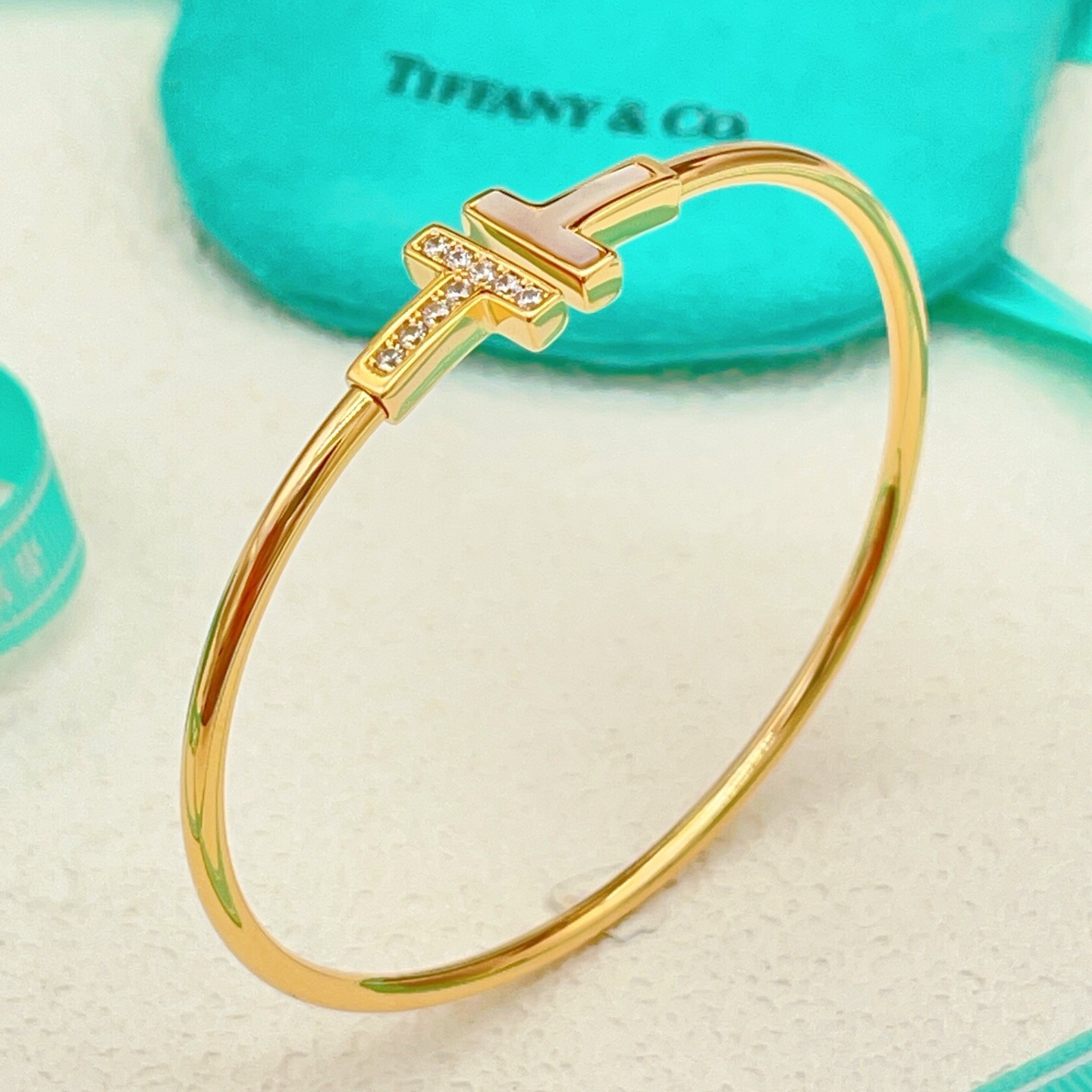 【Tiffany*帝芙尼最新款🆕🆕玫瑰金白贝边钻双T手镯】一致官网黄铜材质，非常的上镜‼️设计很特别值得