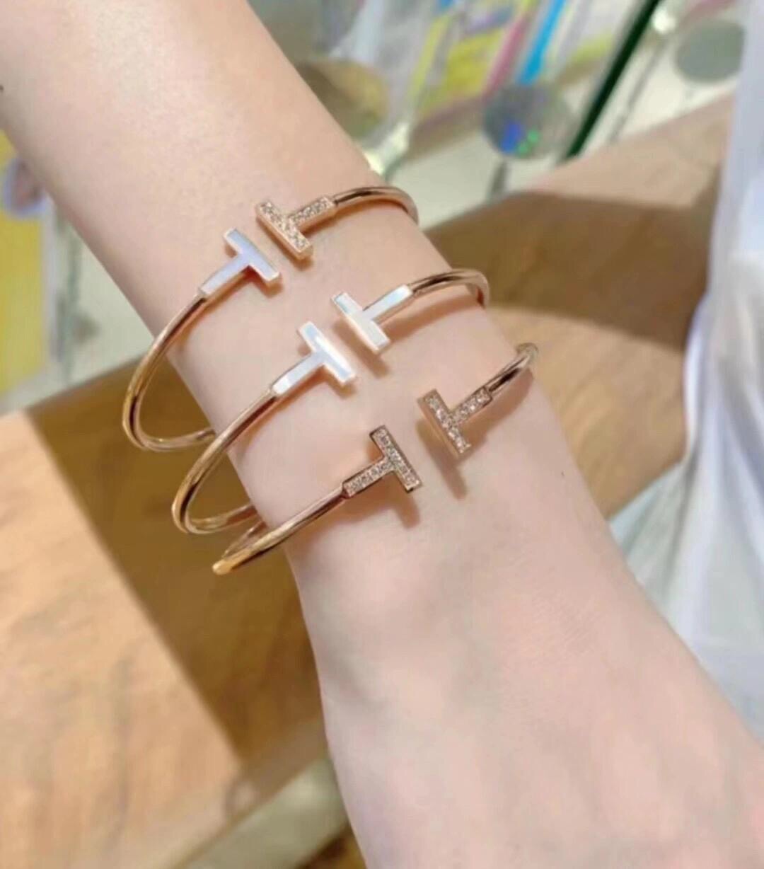 【Tiffany*帝芙尼最新款🆕🆕玫瑰金白贝边钻双T手镯】一致官网黄铜材质，非常的上镜‼️设计很特别值得