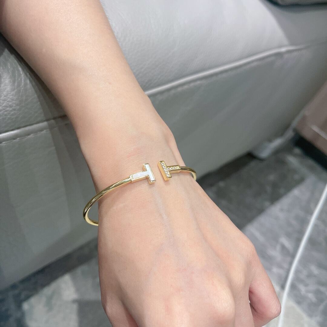 【Tiffany*帝芙尼最新款🆕🆕玫瑰金白贝边钻双T手镯】一致官网黄铜材质，非常的上镜‼️设计很特别值得