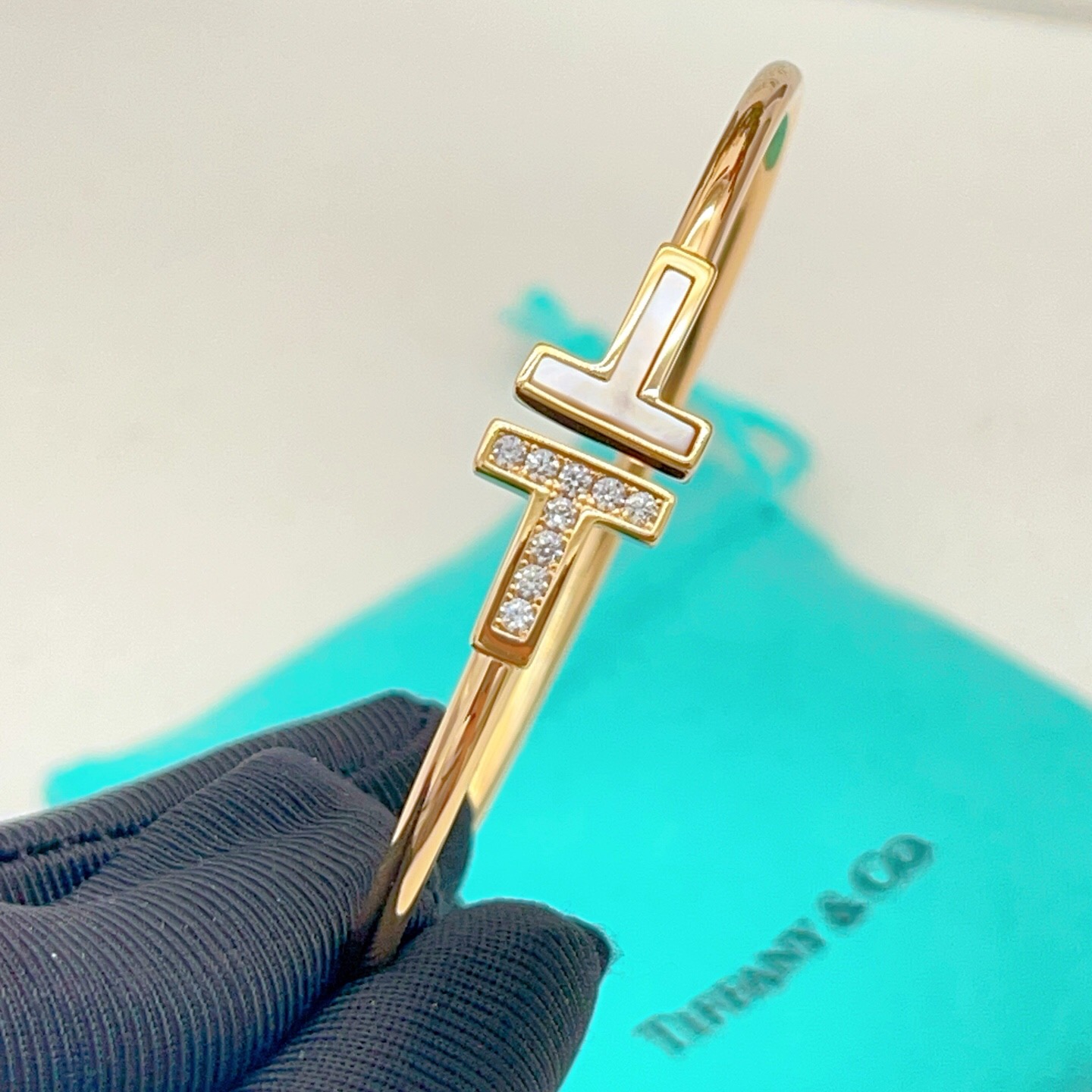 【Tiffany*帝芙尼最新款🆕🆕玫瑰金白贝边钻双T手镯】一致官网黄铜材质，非常的上镜‼️设计很特别值得