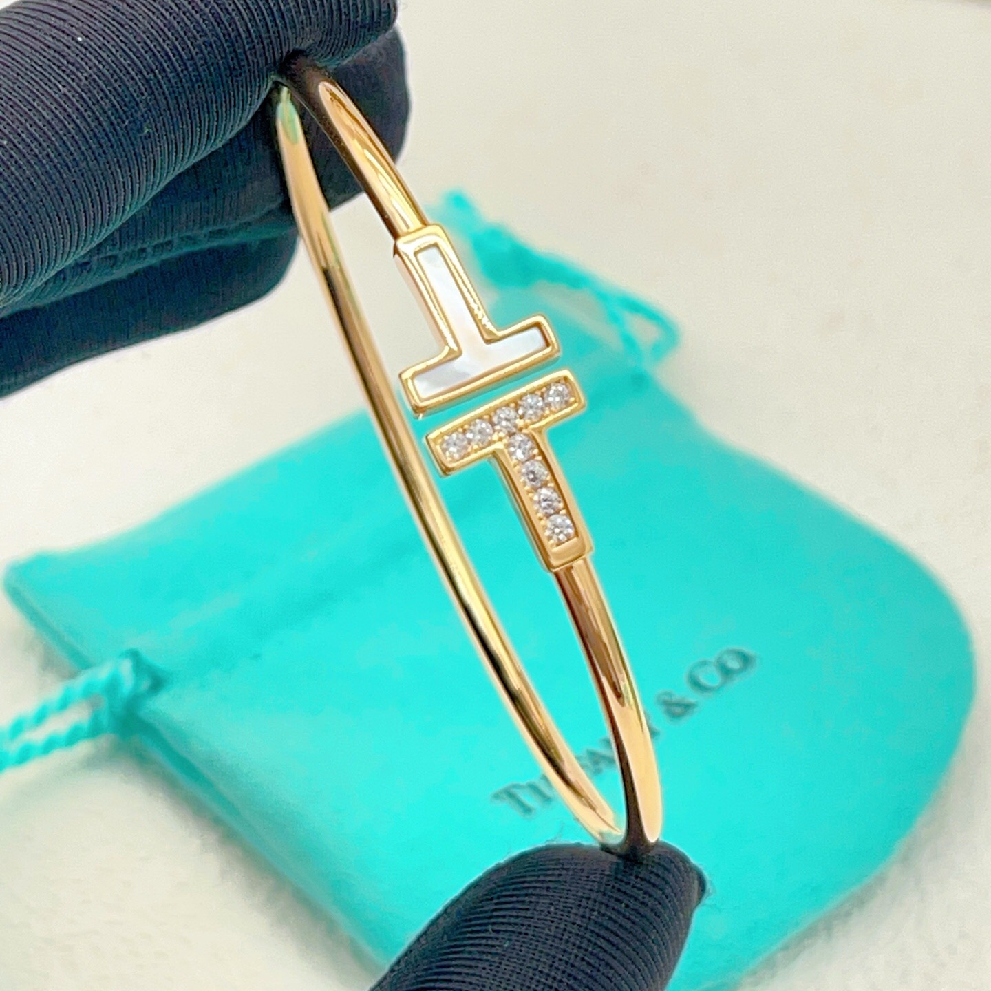 【Tiffany*帝芙尼最新款🆕🆕玫瑰金白贝边钻双T手镯】一致官网黄铜材质，非常的上镜‼️设计很特别值得