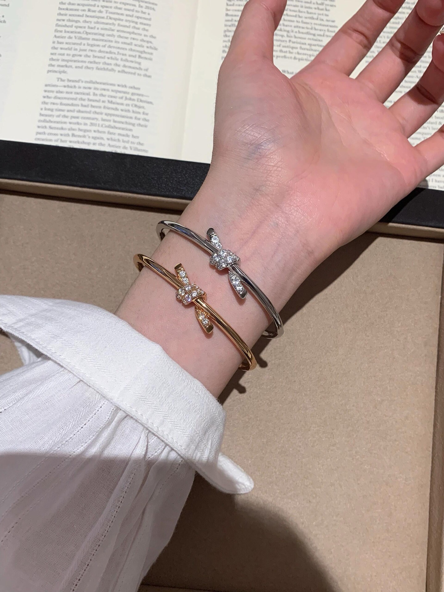 【Tiffany*帝芙尼最新款🆕🆕银色镶钻绳结手镯】一致官网黄铜材质，非常的上镜‼️设计很特别值得入手。