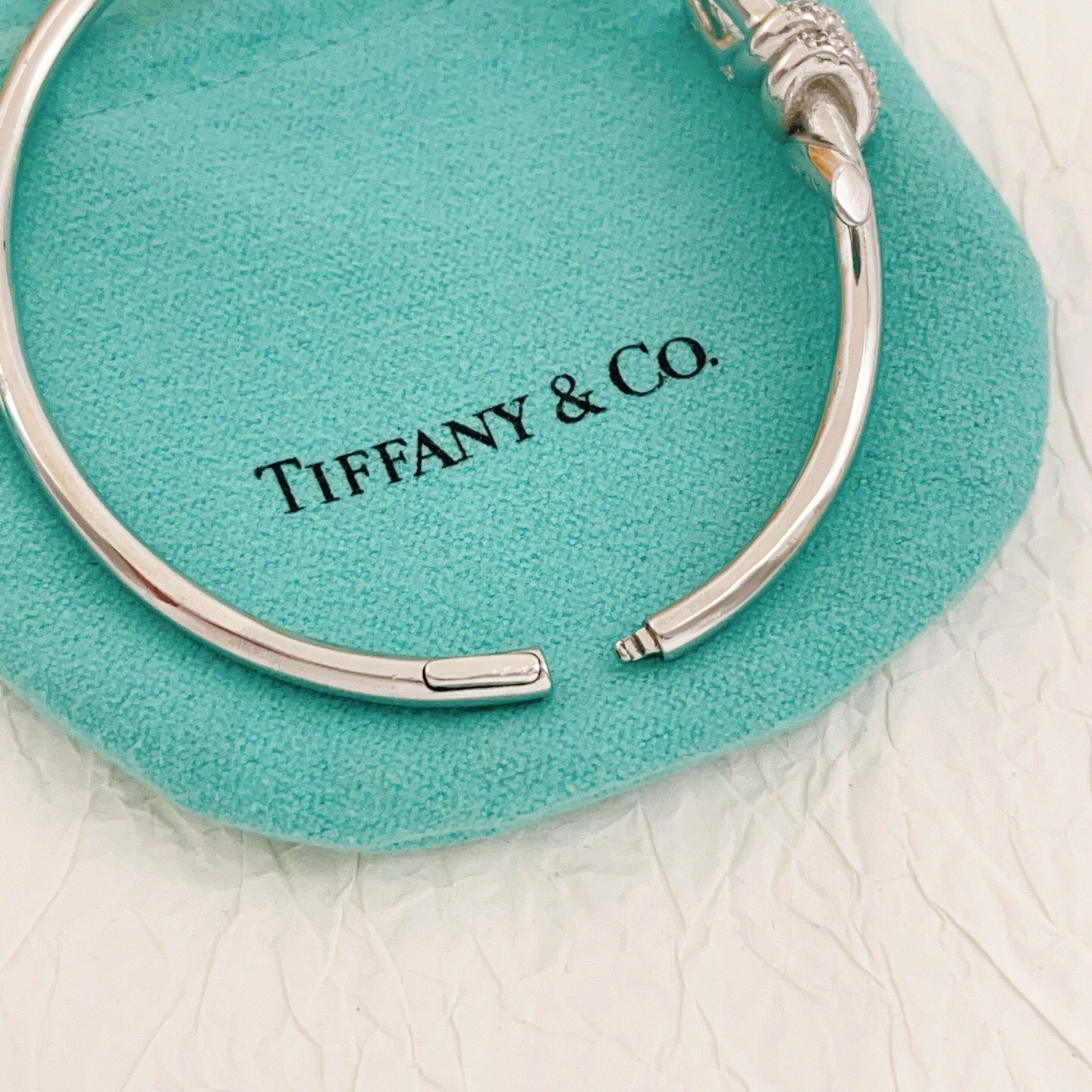 【Tiffany*帝芙尼最新款🆕🆕银色镶钻绳结手镯】一致官网黄铜材质，非常的上镜‼️设计很特别值得入手。