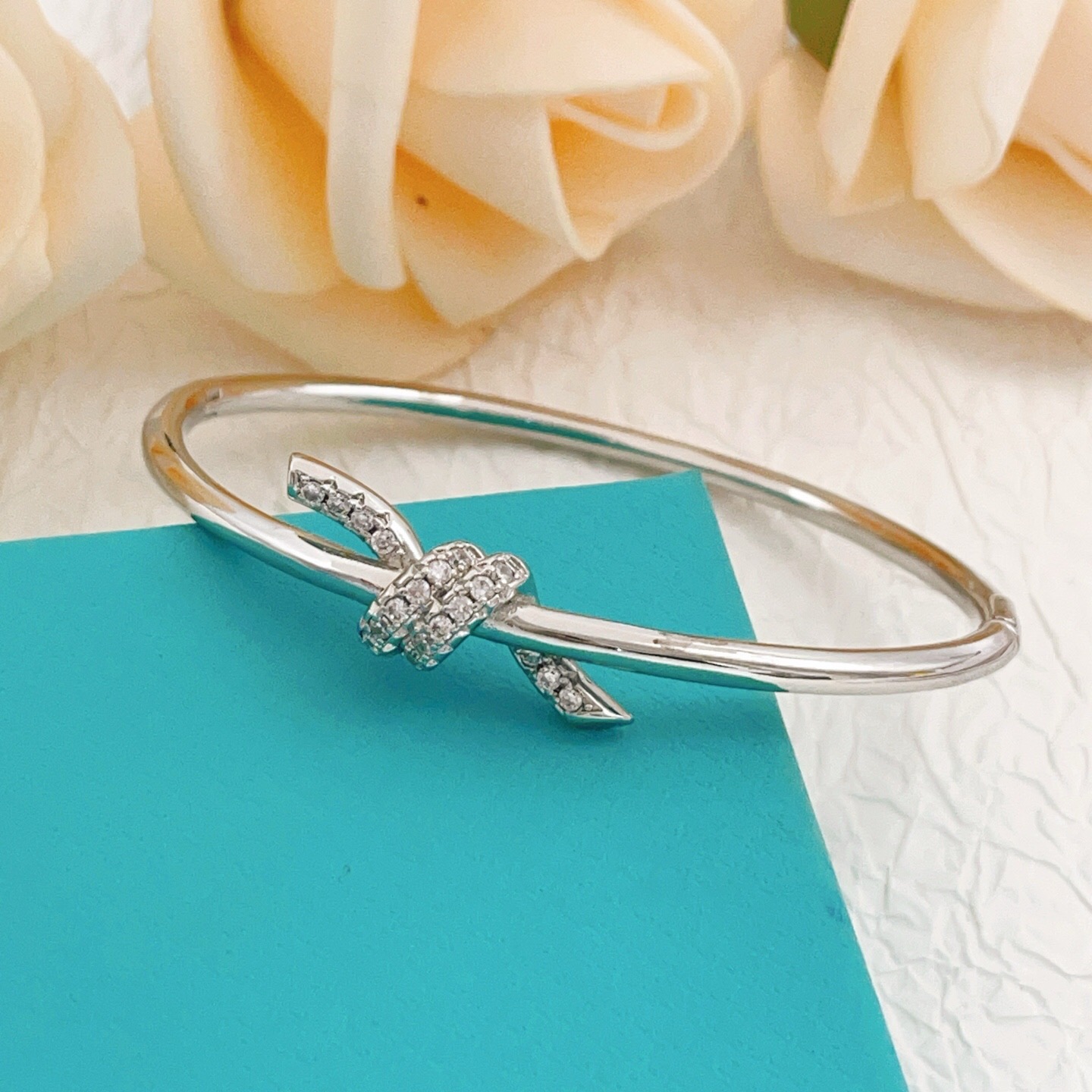【Tiffany*帝芙尼最新款🆕🆕银色镶钻绳结手镯】一致官网黄铜材质，非常的上镜‼️设计很特别值得入手。