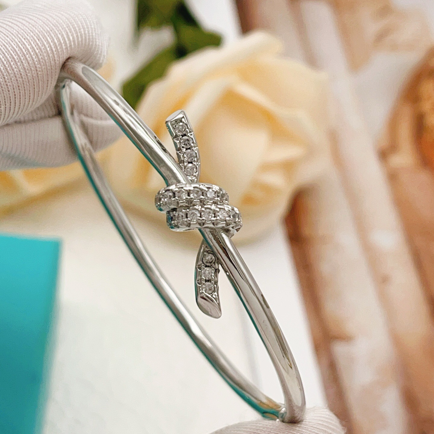 【Tiffany*帝芙尼最新款🆕🆕银色镶钻绳结手镯】一致官网黄铜材质，非常的上镜‼️设计很特别值得入手。