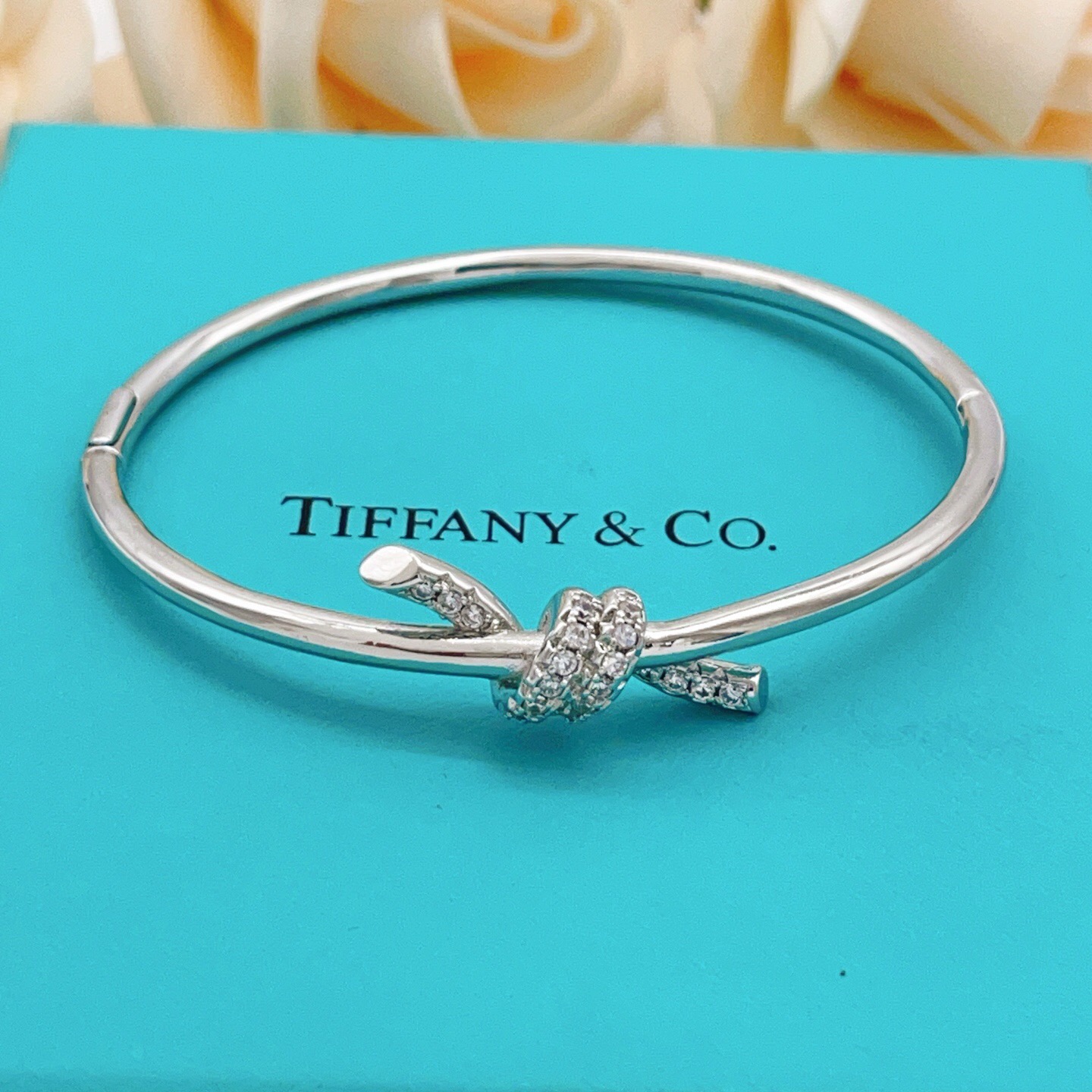 【Tiffany*帝芙尼最新款🆕🆕银色镶钻绳结手镯】一致官网黄铜材质，非常的上镜‼️设计很特别值得入手。