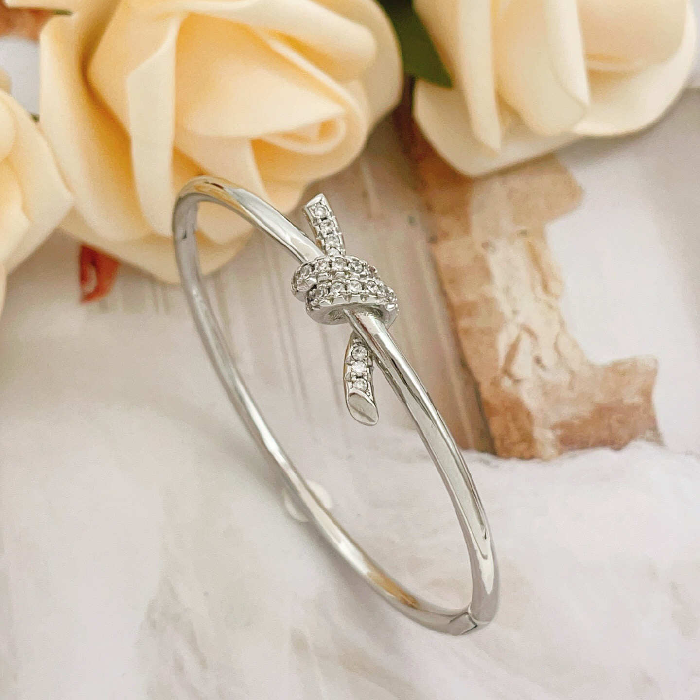 【Tiffany*帝芙尼最新款🆕🆕银色镶钻绳结手镯】一致官网黄铜材质，非常的上镜‼️设计很特别值得入手。