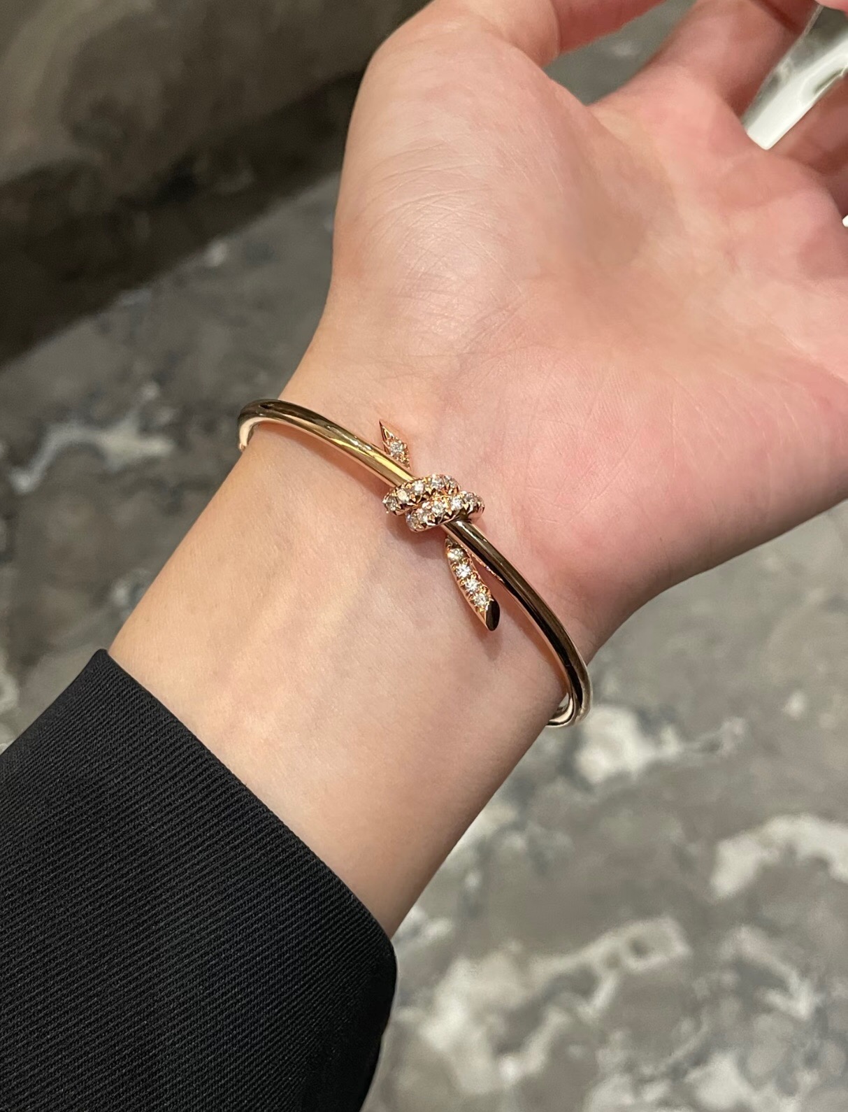 【Tiffany*帝芙尼最新款🆕🆕银色镶钻绳结手镯】一致官网黄铜材质，非常的上镜‼️设计很特别值得入手。
