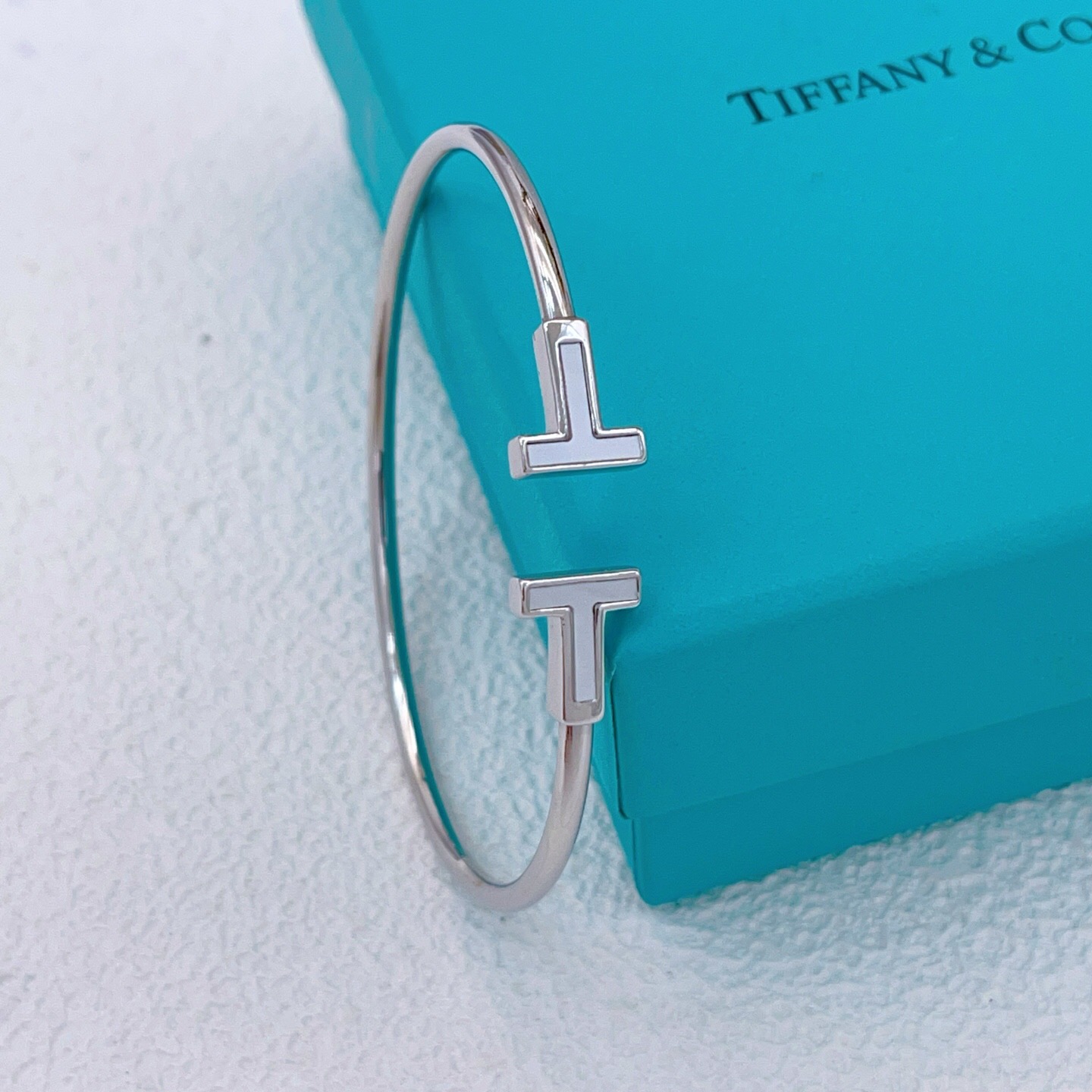 【Tiffany*帝芙尼最新款🆕🆕银色白贝双T手镯】一致官网黄铜材质，非常的上镜‼️设计很特别值得入手。