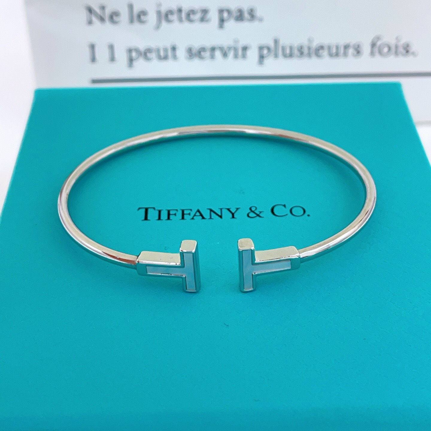 【Tiffany*帝芙尼最新款🆕🆕银色白贝双T手镯】一致官网黄铜材质，非常的上镜‼️设计很特别值得入手。