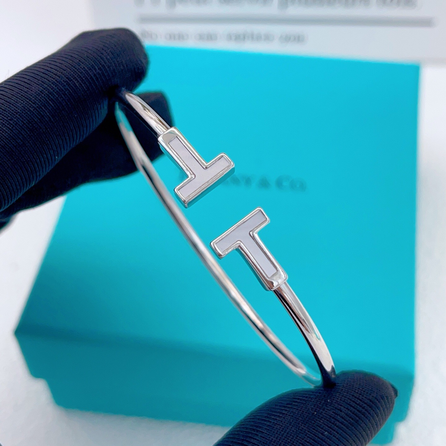【Tiffany*帝芙尼最新款🆕🆕银色白贝双T手镯】一致官网黄铜材质，非常的上镜‼️设计很特别值得入手。