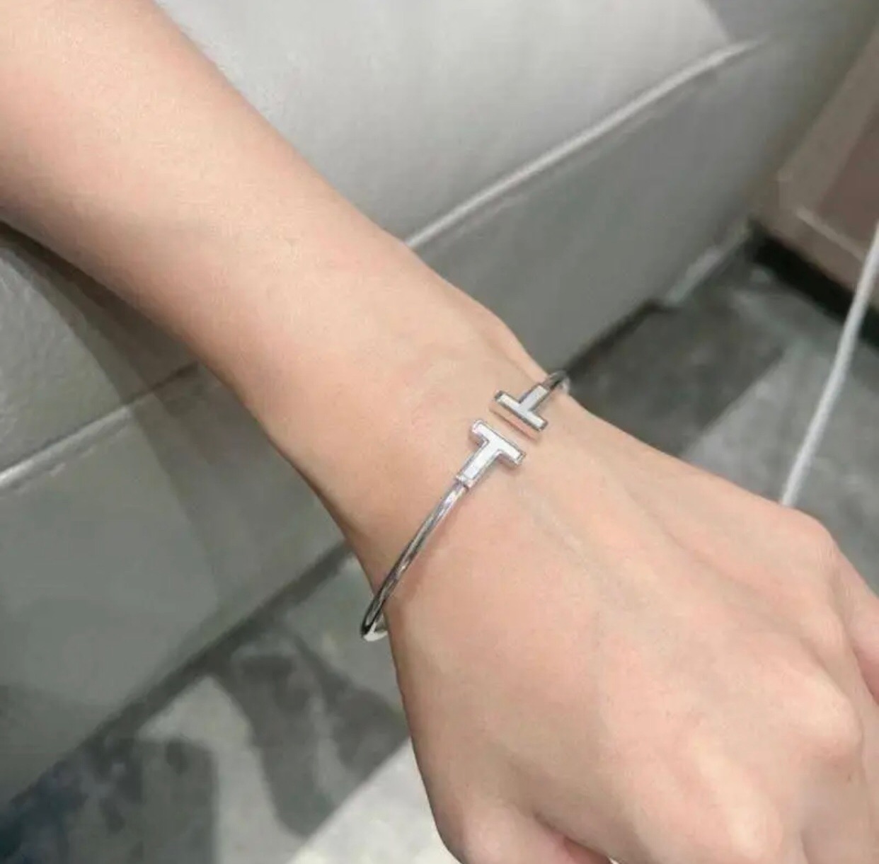 【Tiffany*帝芙尼最新款🆕🆕银色白贝双T手镯】一致官网黄铜材质，非常的上镜‼️设计很特别值得入手。