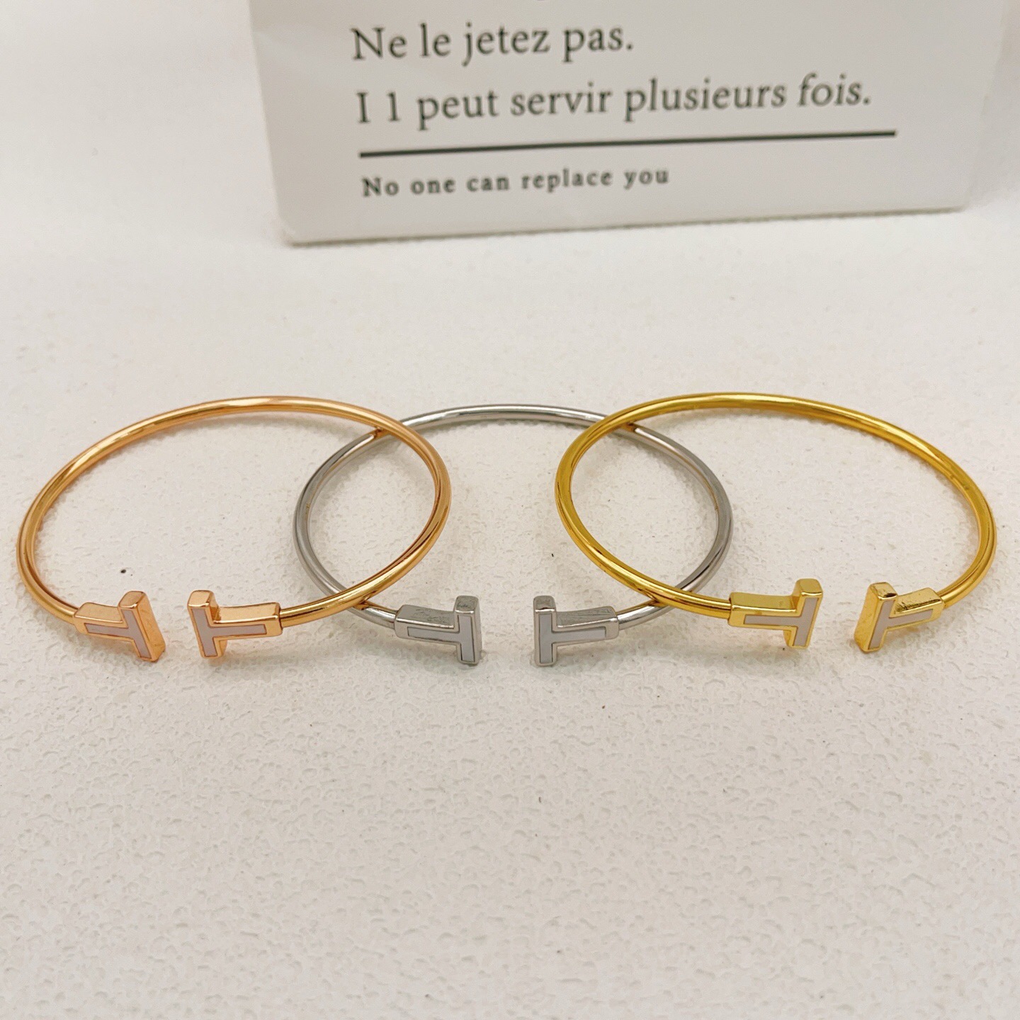 【Tiffany*帝芙尼最新款🆕🆕银色白贝双T手镯】一致官网黄铜材质，非常的上镜‼️设计很特别值得入手。
