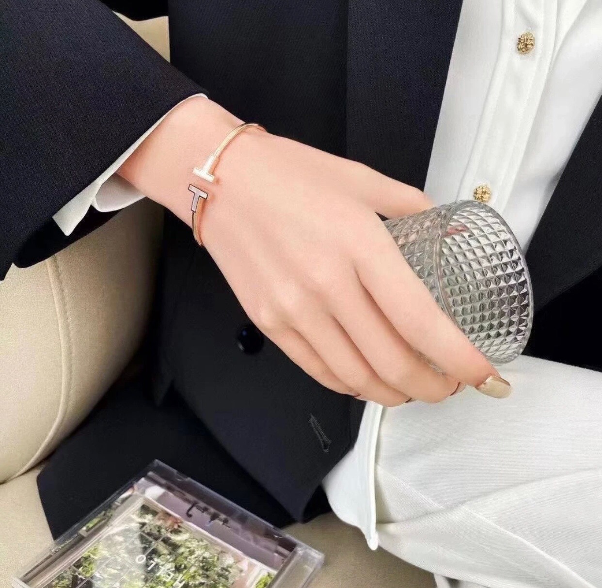 【Tiffany*帝芙尼最新款🆕🆕金色白贝双T手镯】一致官网黄铜材质，非常的上镜‼️设计很特别值得入手。
