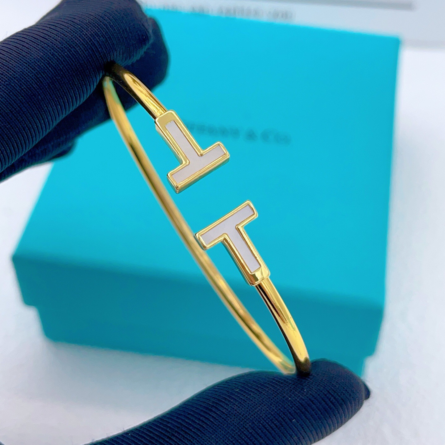 【Tiffany*帝芙尼最新款🆕🆕金色白贝双T手镯】一致官网黄铜材质，非常的上镜‼️设计很特别值得入手。